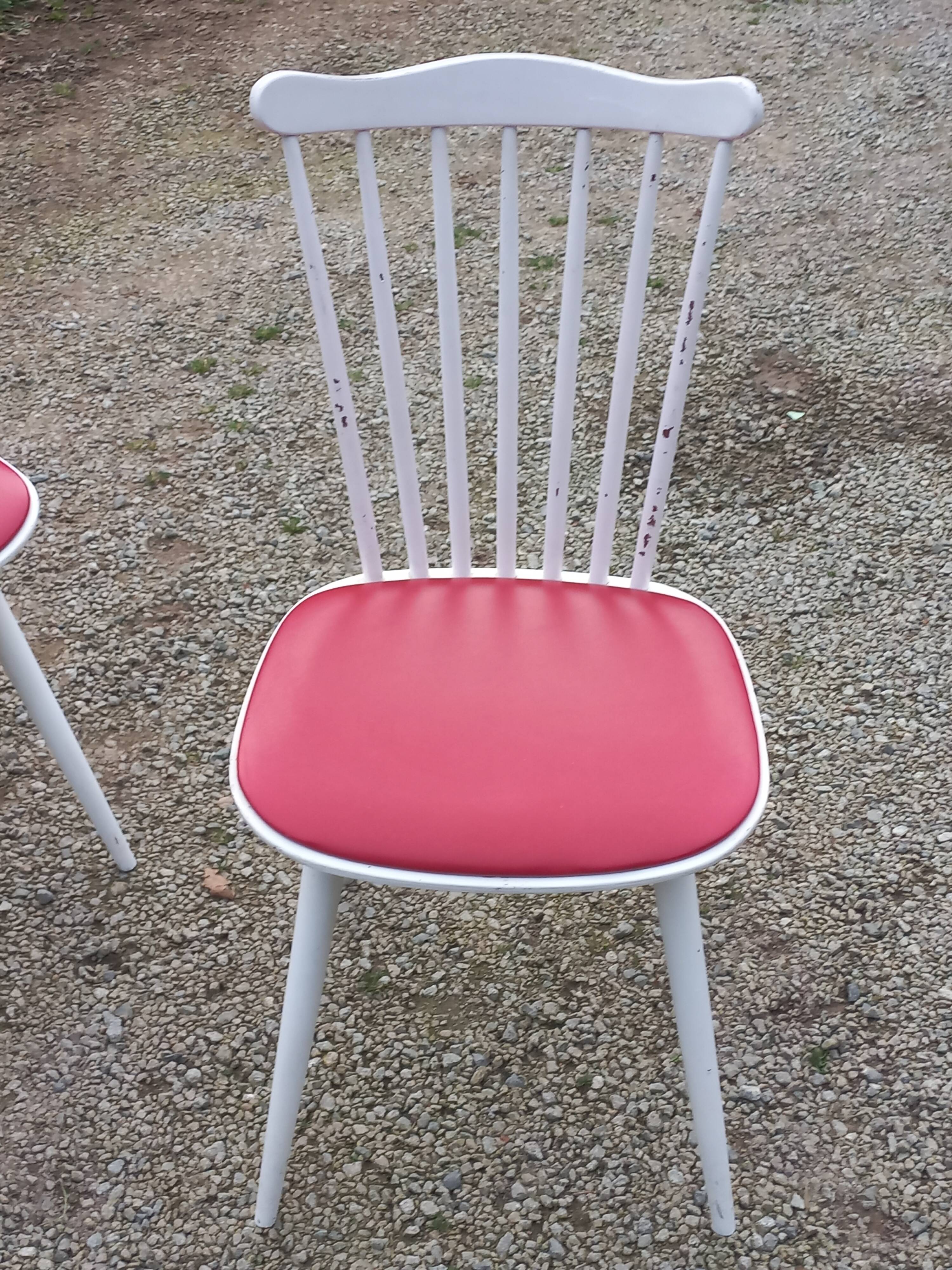 Set of 4 Scandinavian style chairs from the 50s in white lacquered wood and red skaï patties