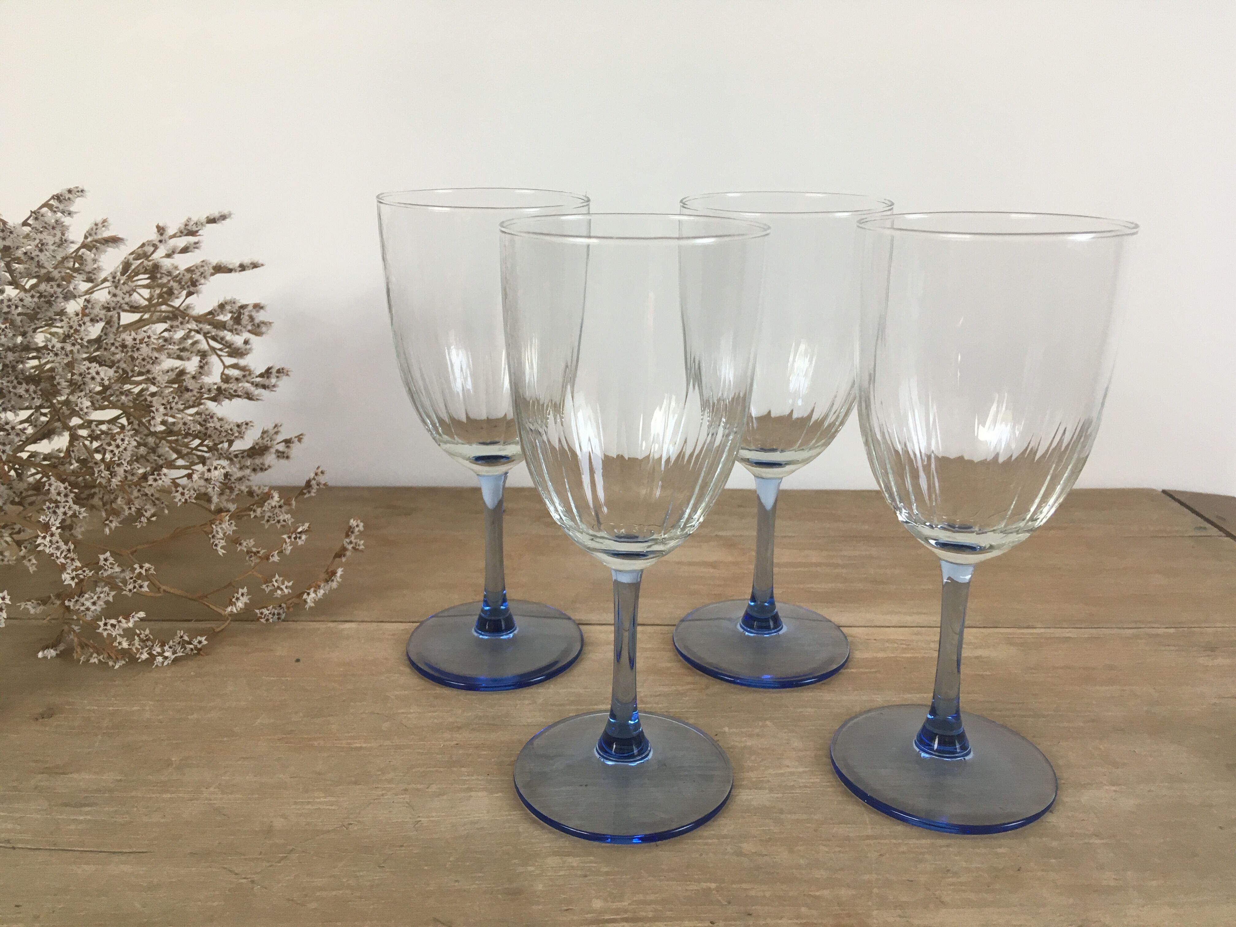 Verres striés à pied bleu