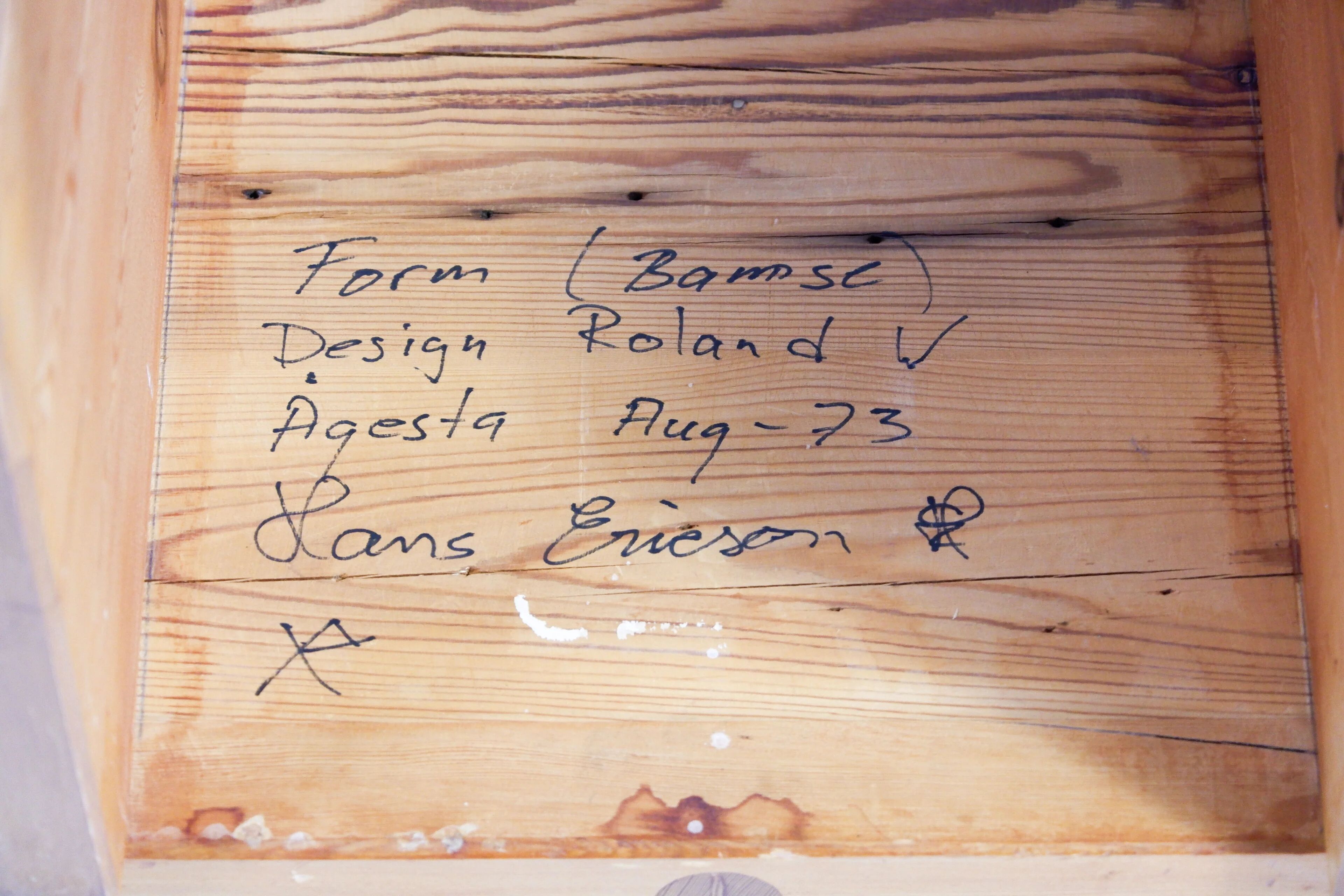 Roland Wilhelmsson coffee table model "Bamse" 1973 in solid pine.