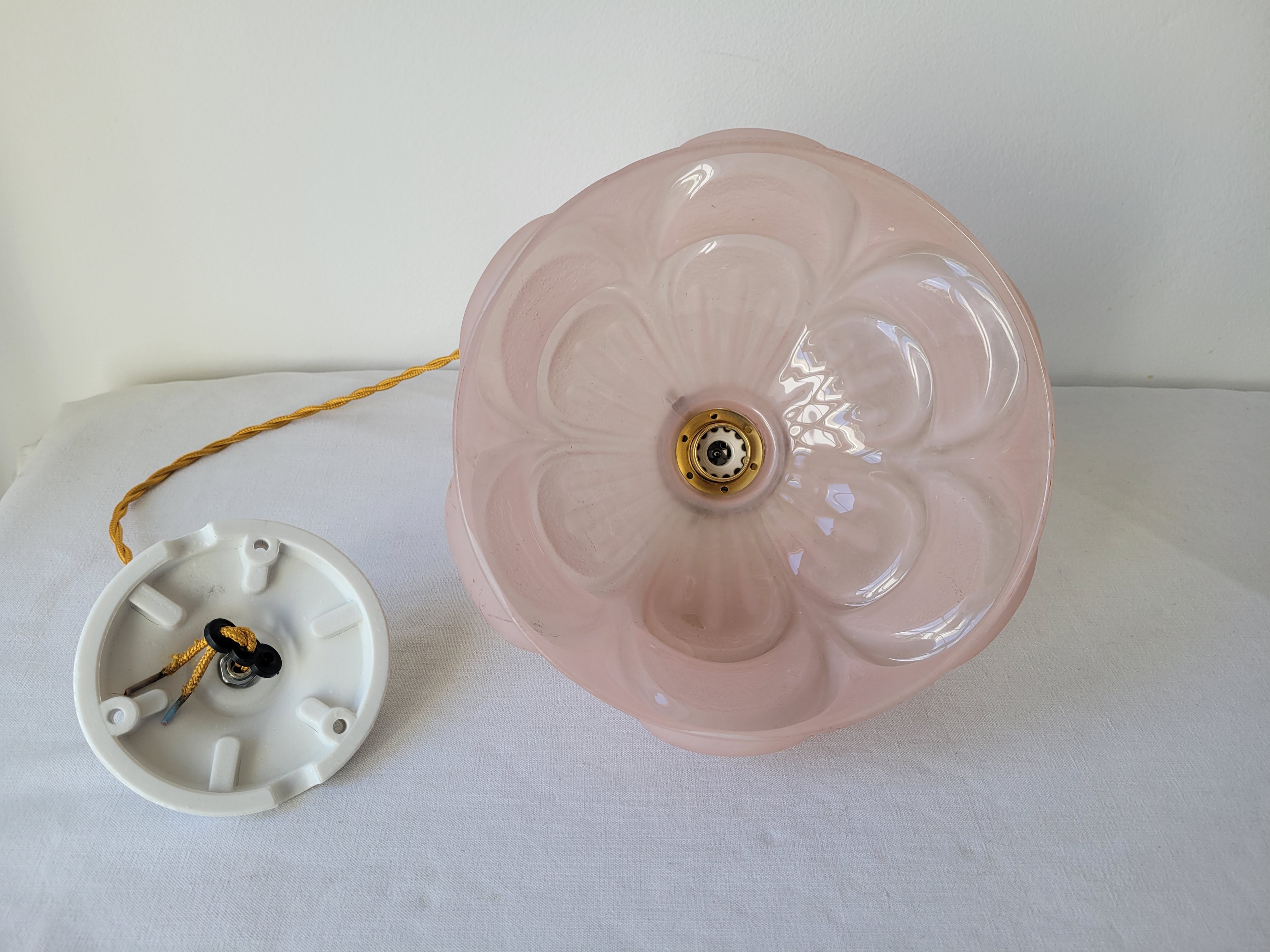 Suspension en verre moulé rose