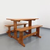 Suite d’une table et de 2 bancs en sapin, années 60