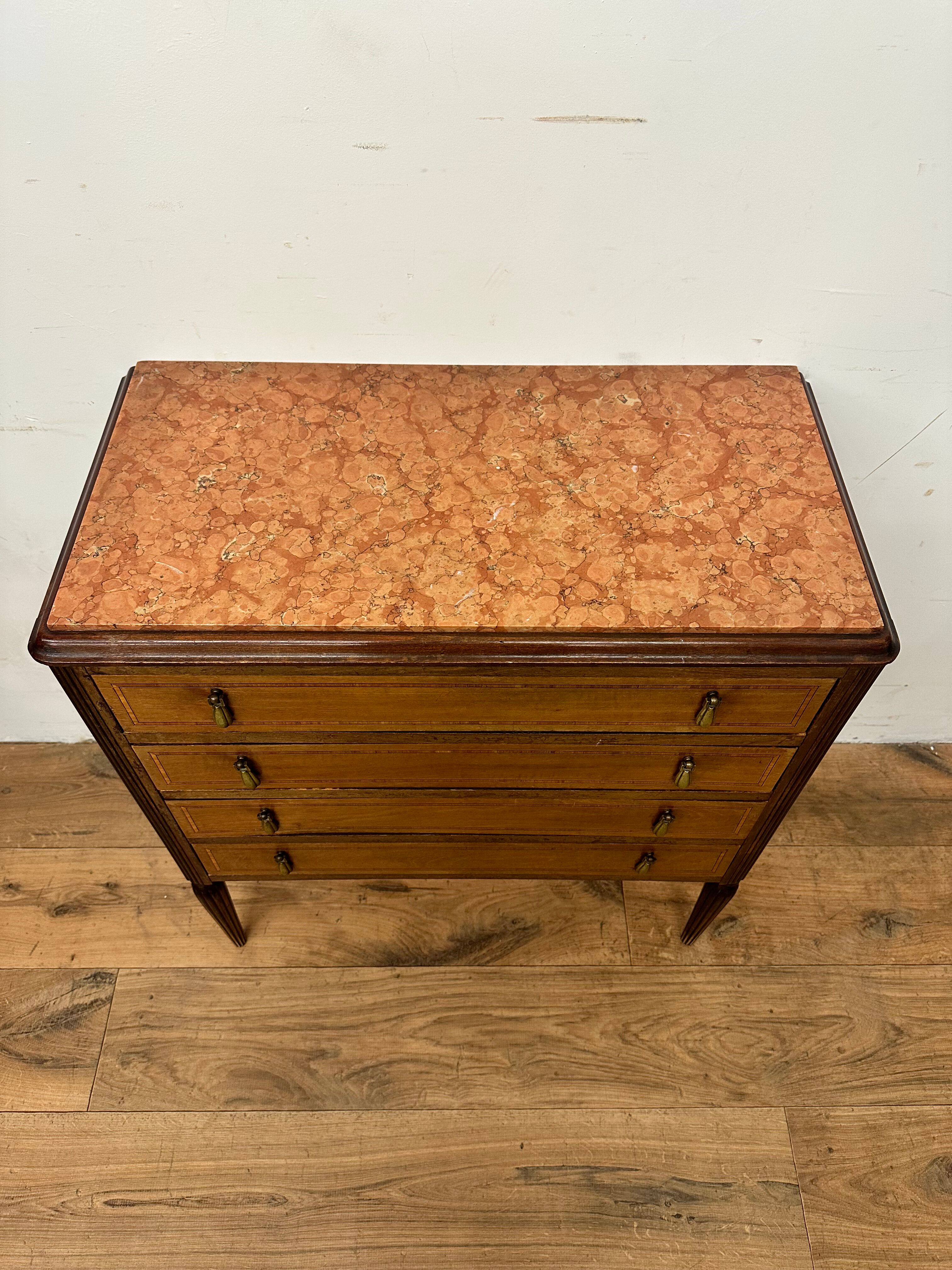 Commode de style louis XVI