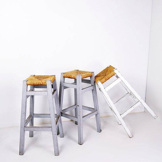 Ensemble de 3 tabourets de bar en jonc avec cadre en bois