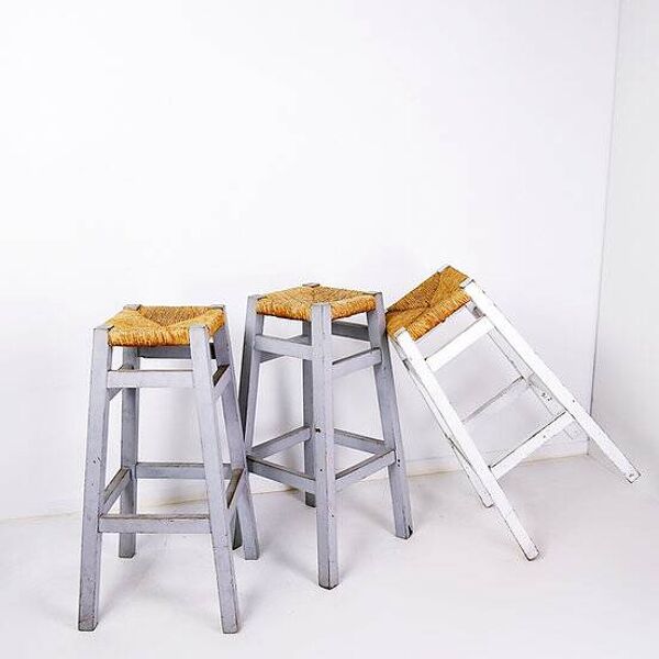 Ensemble de 3 tabourets de bar en jonc avec cadre en bois