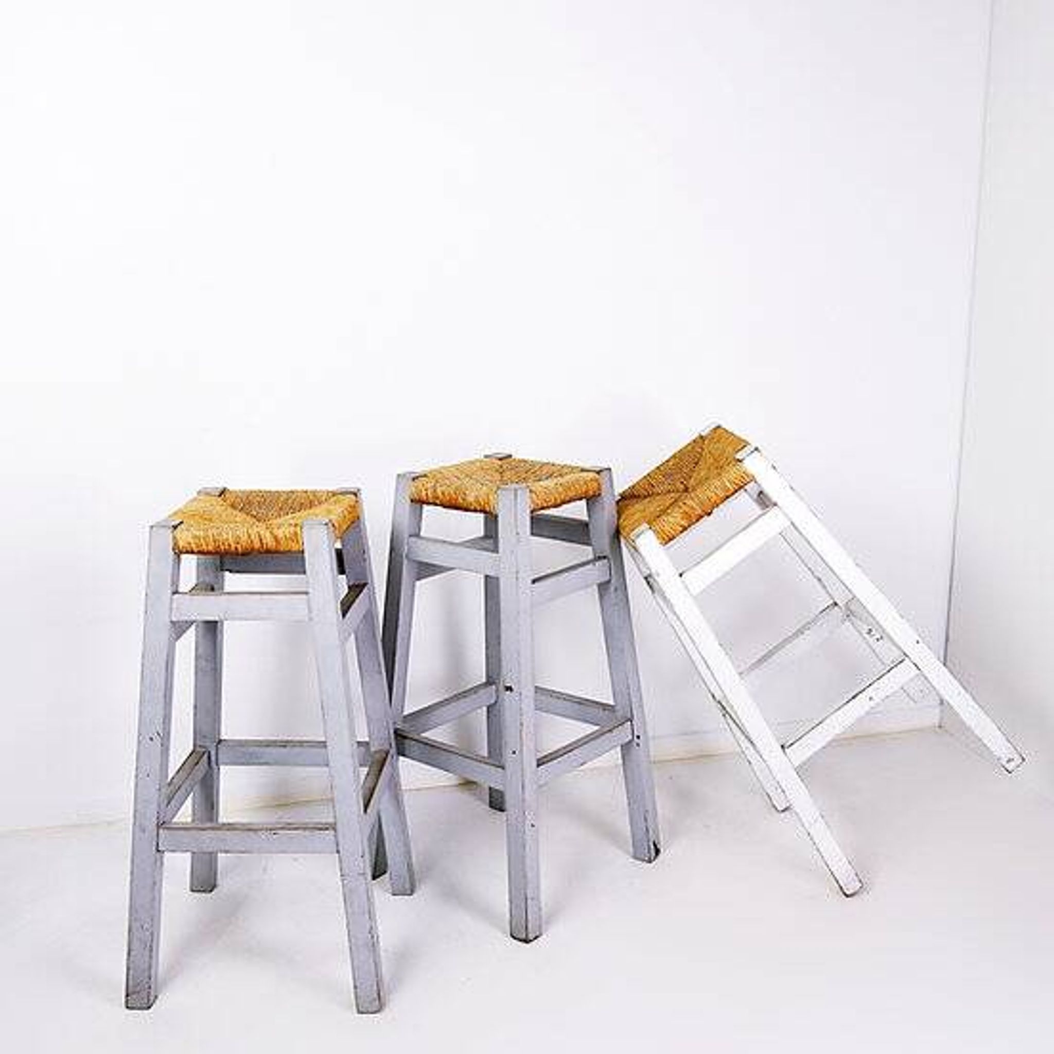 Ensemble de 3 tabourets de bar en jonc avec cadre en bois