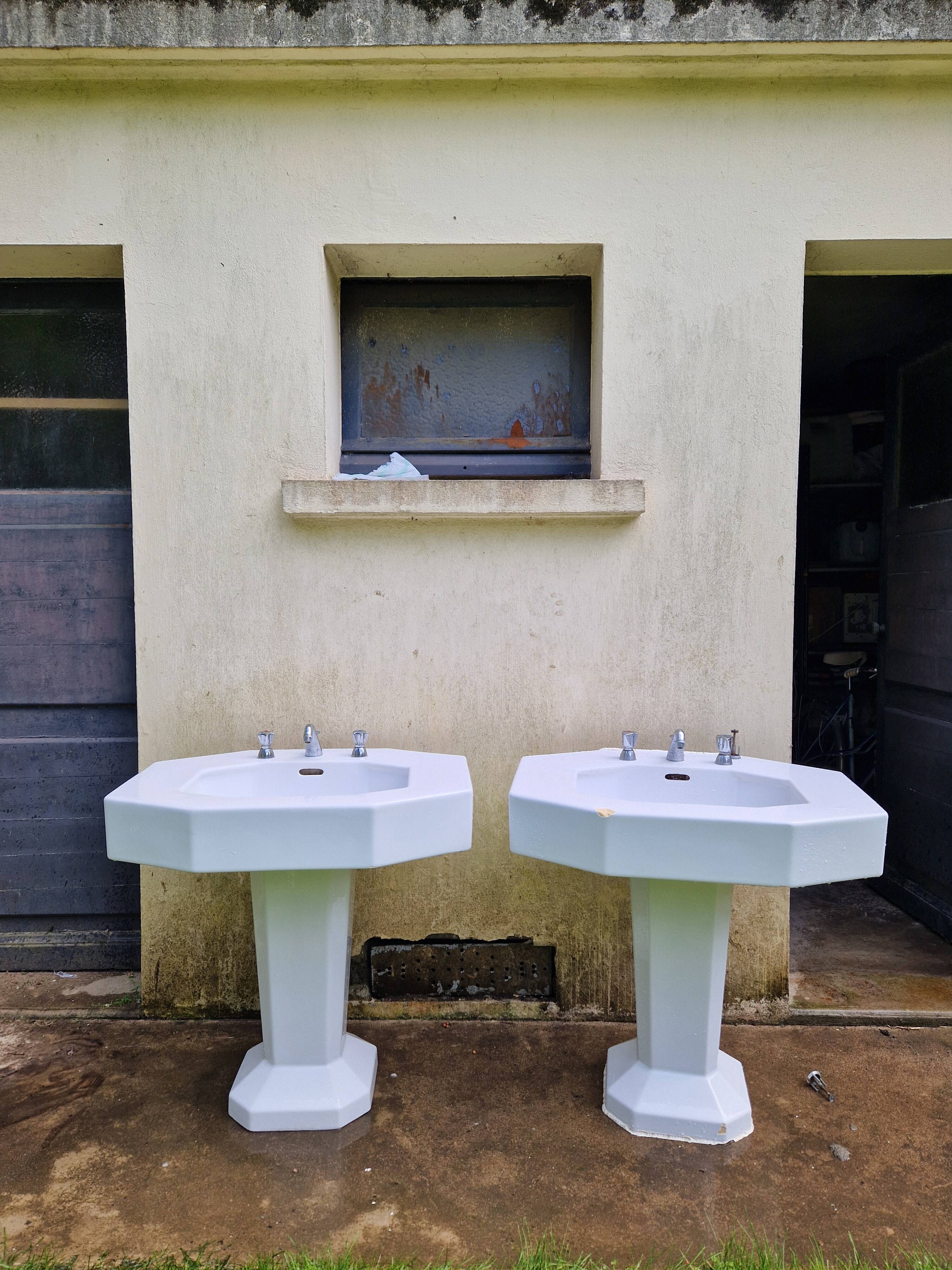 2 pedestal sinks in Art Deco style