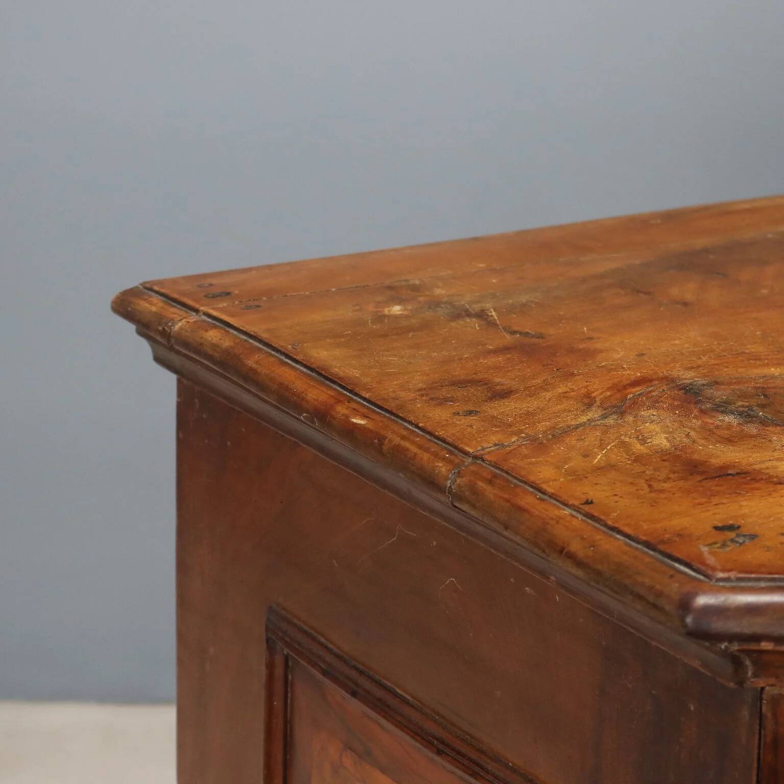 Baroque walnut commode - Lombardy 17th century