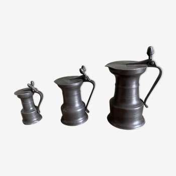 Set of 3 pitchers made of tin