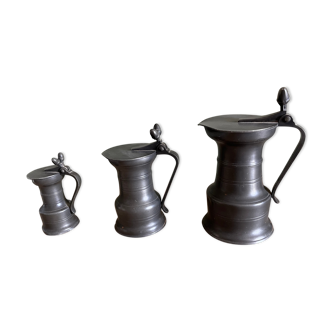 Set of 3 pitchers made of tin