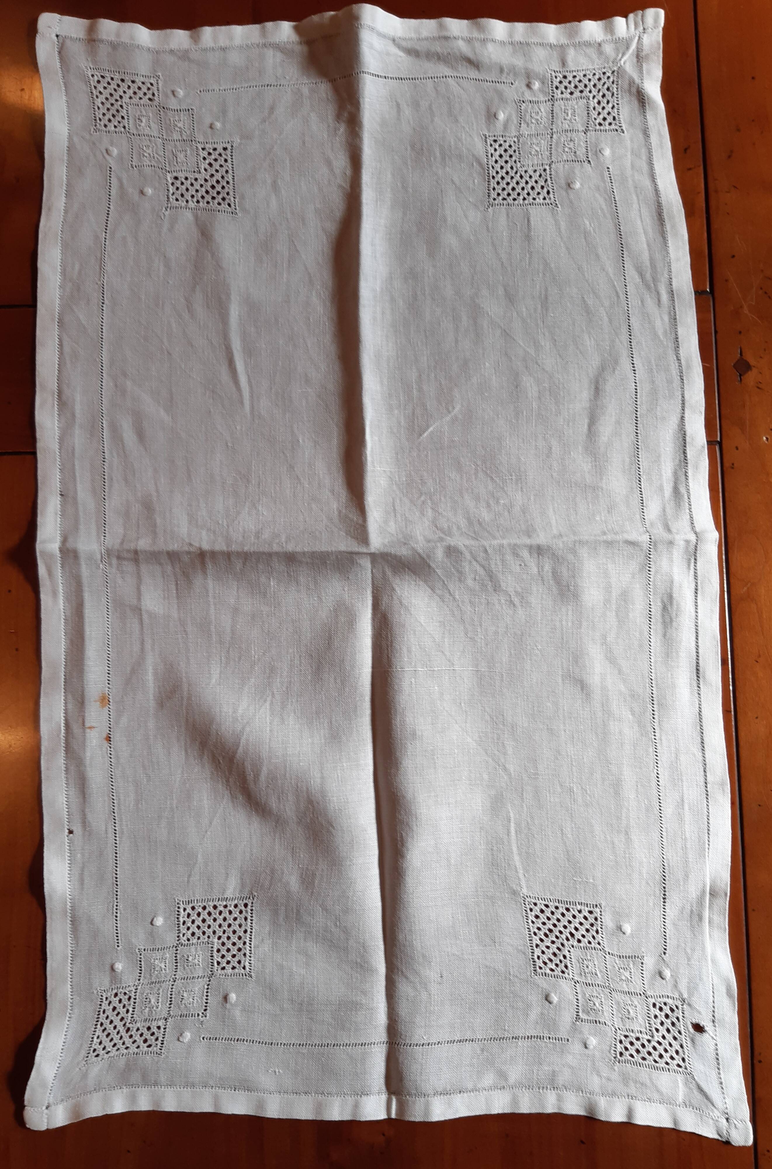 Rectangular placemat in white cotton thread, with Art-Deco patterns, hand embroidered, openwork.