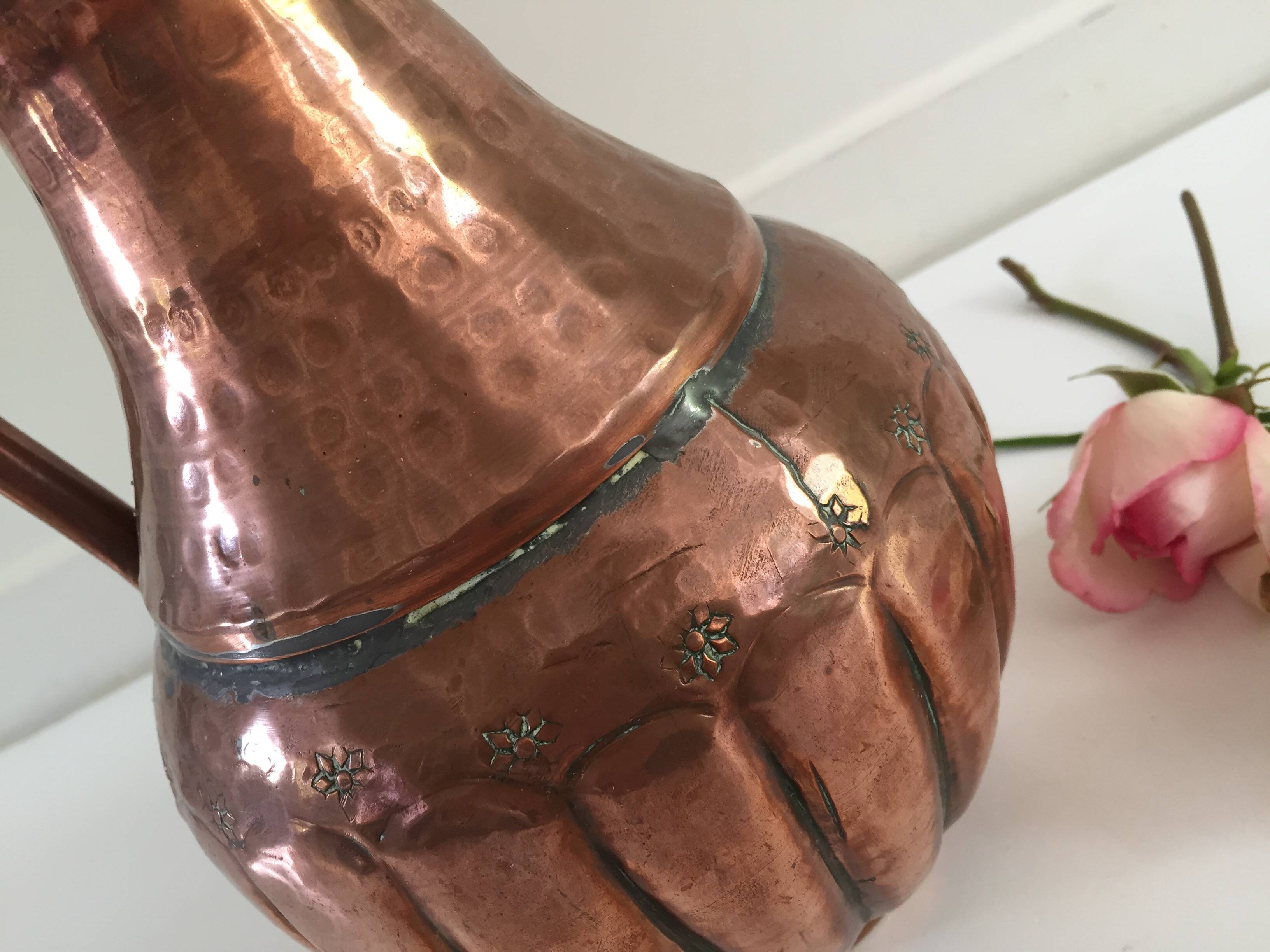 Pitcher-shaped vase in hammered copper
