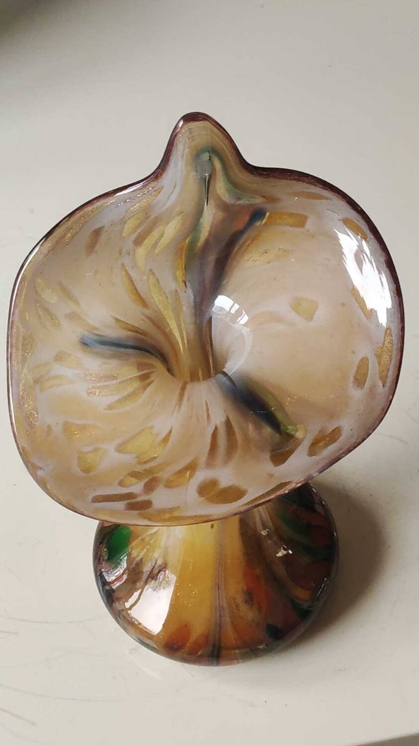 Murano glass soliflore vase Volubilis. Floral shape/Corolla. Polychrome speckles. Gold glitter inclusions. Height 21 cm