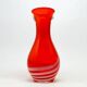 Vase avec œillet, moderne du milieu du siècle, en verre rouge, conçu par L. Fiedorowicz, Pologne, années 1970.