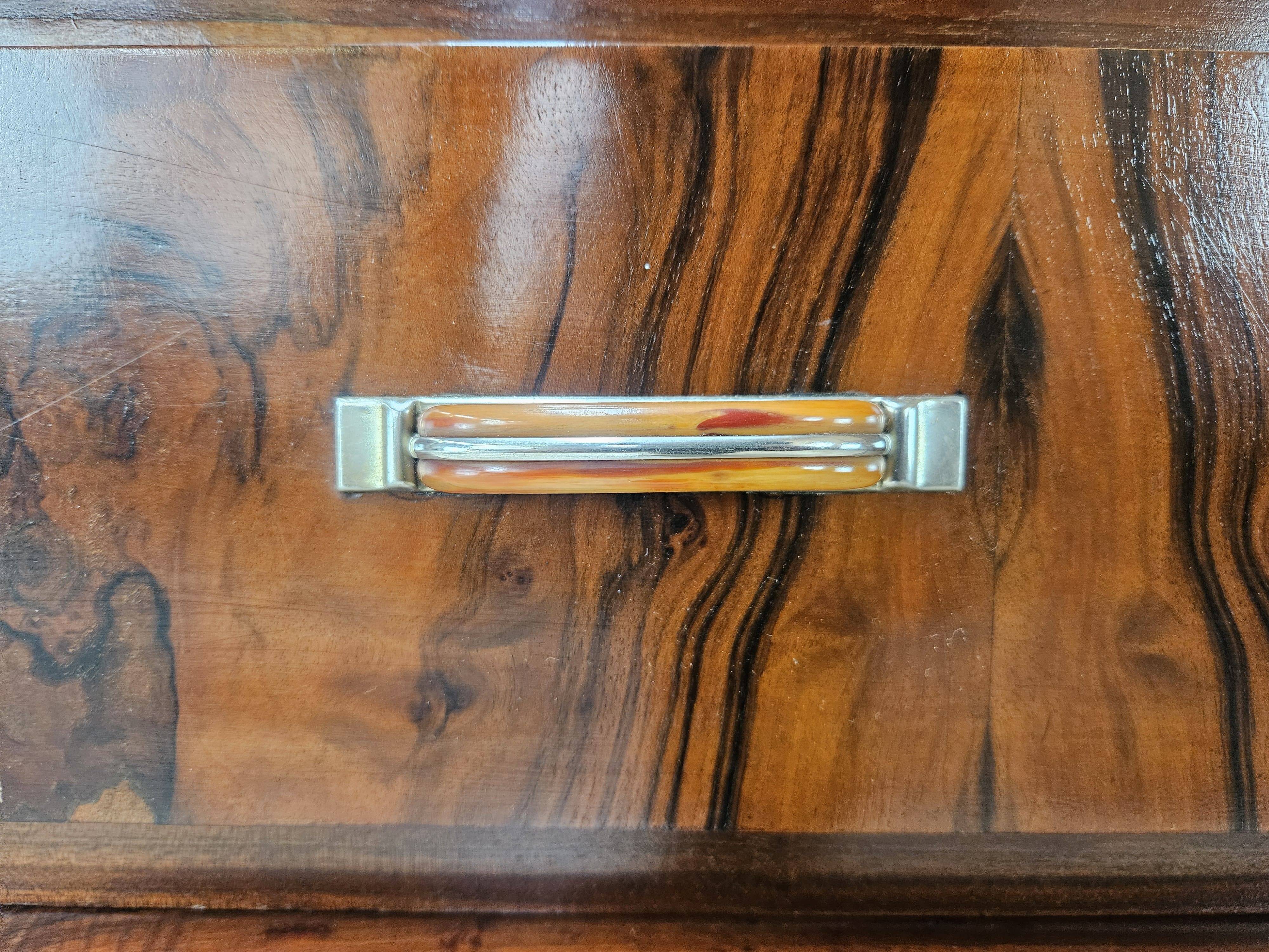 Exclusive 1940s Art Decò sideboard in walnut burl with mirror