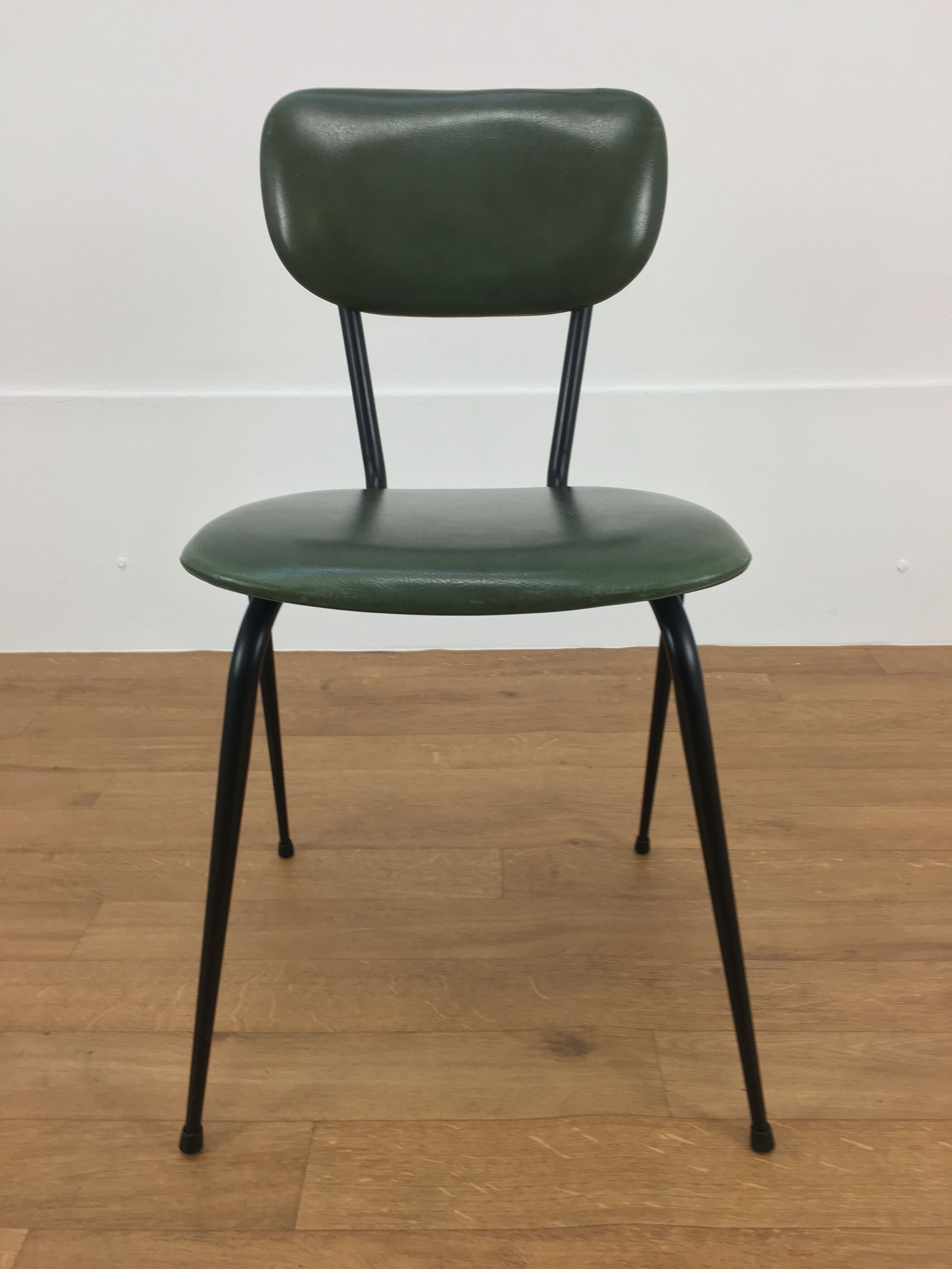 Set de 4 chaises années 50, métal et skaï vert