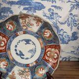 Assiette en porcelaine Imari signée à décor japonisant lacustre et biche, XIXème s.