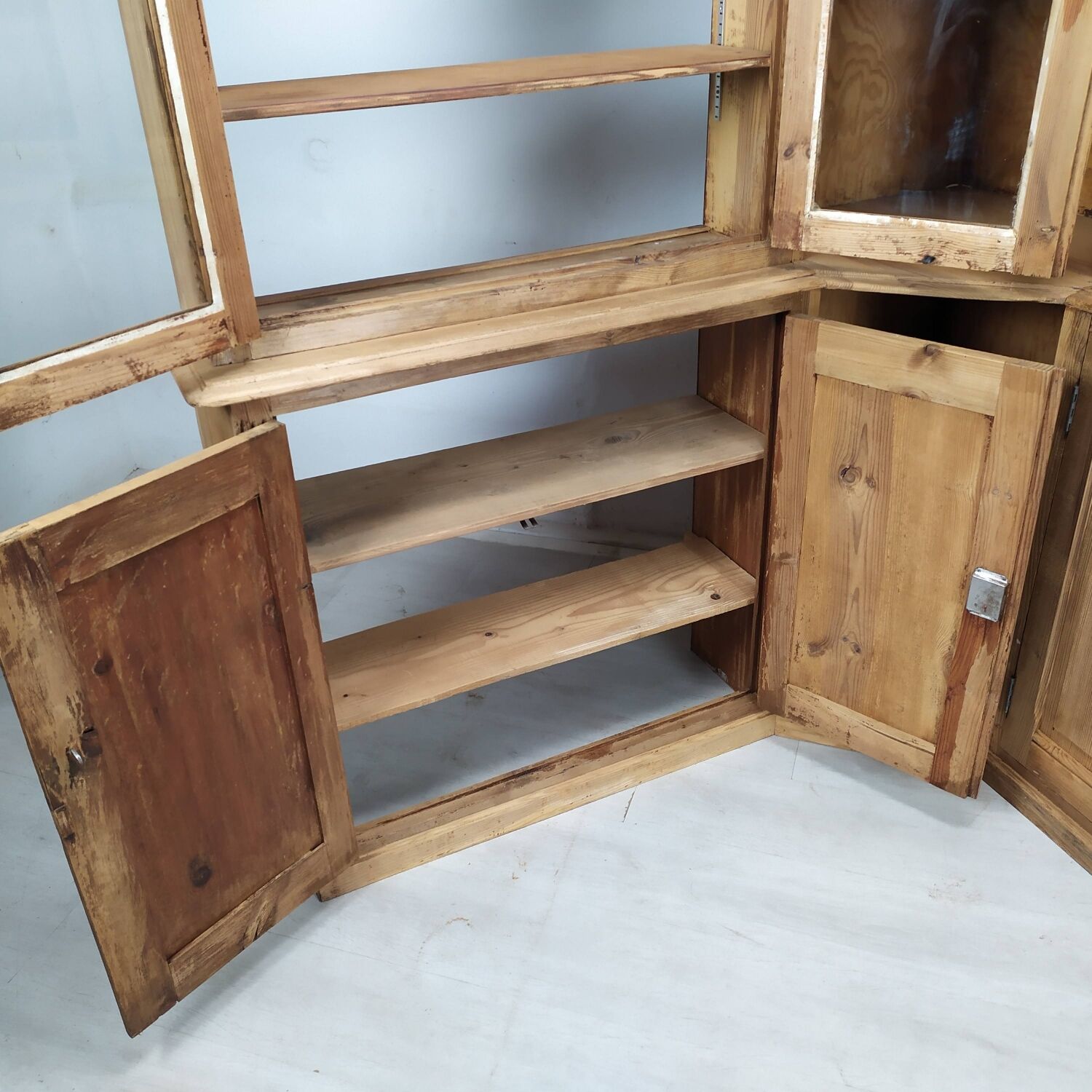 Bistro corner bookcase