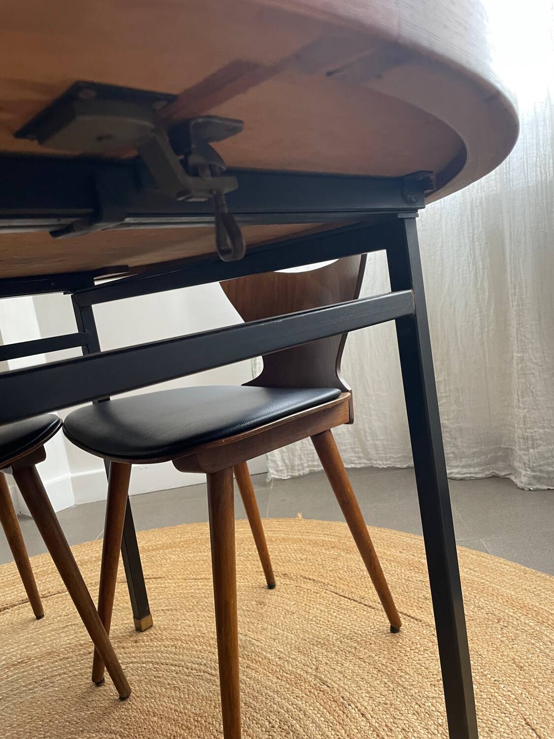Table ronde en teck années 60