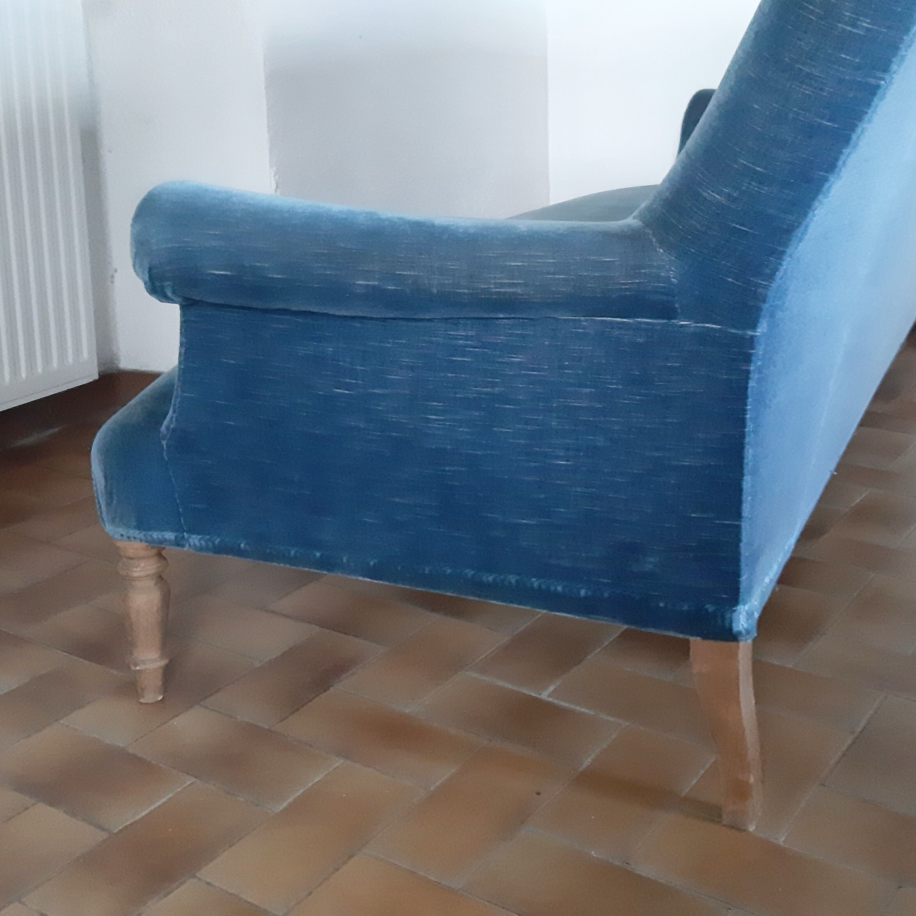 Sofa and its two vintage armchairs in blue velvet