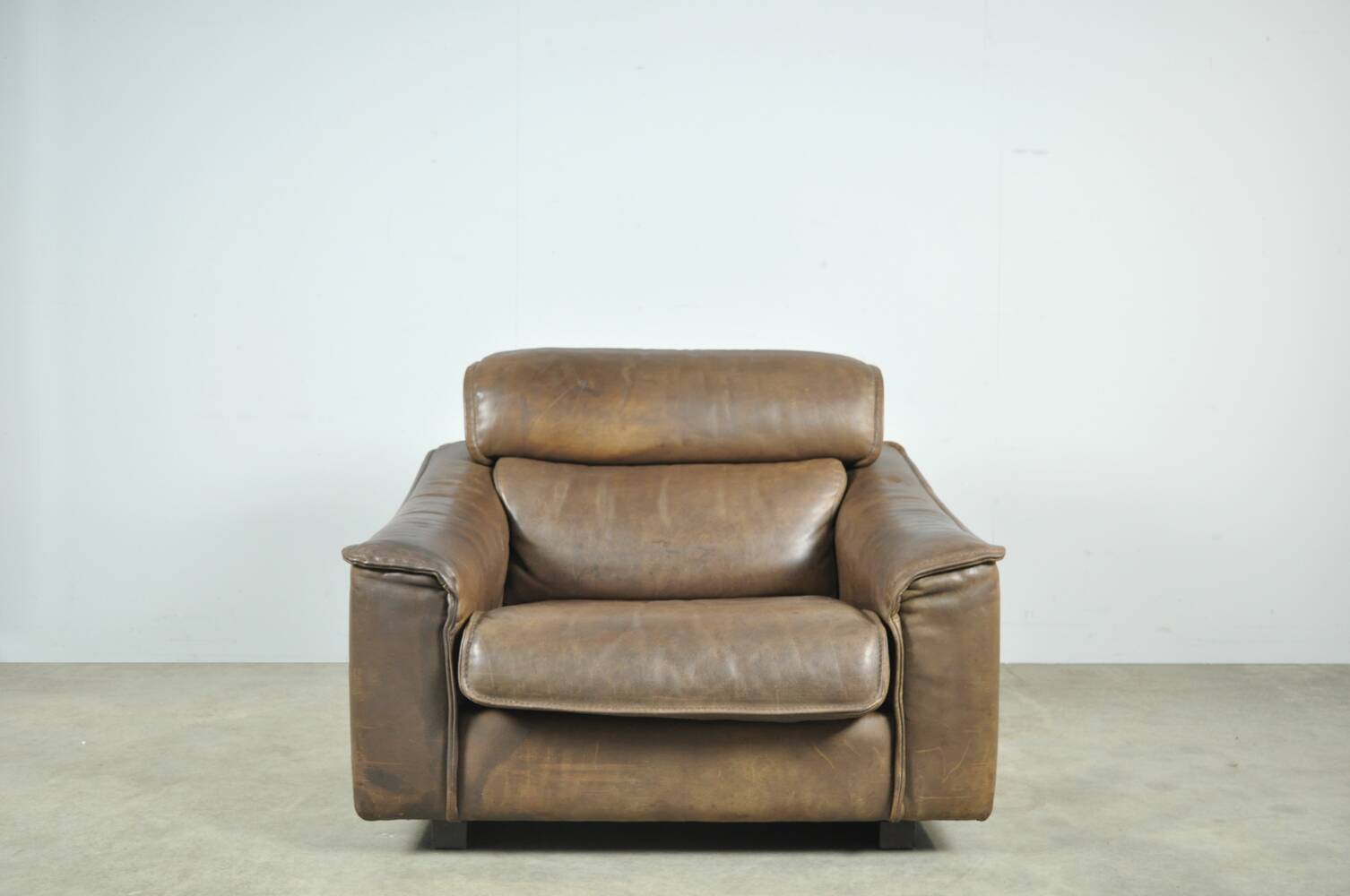 Buffalo leather vintage brutalist armchair by hugo de ruiter, leolux, 1970s