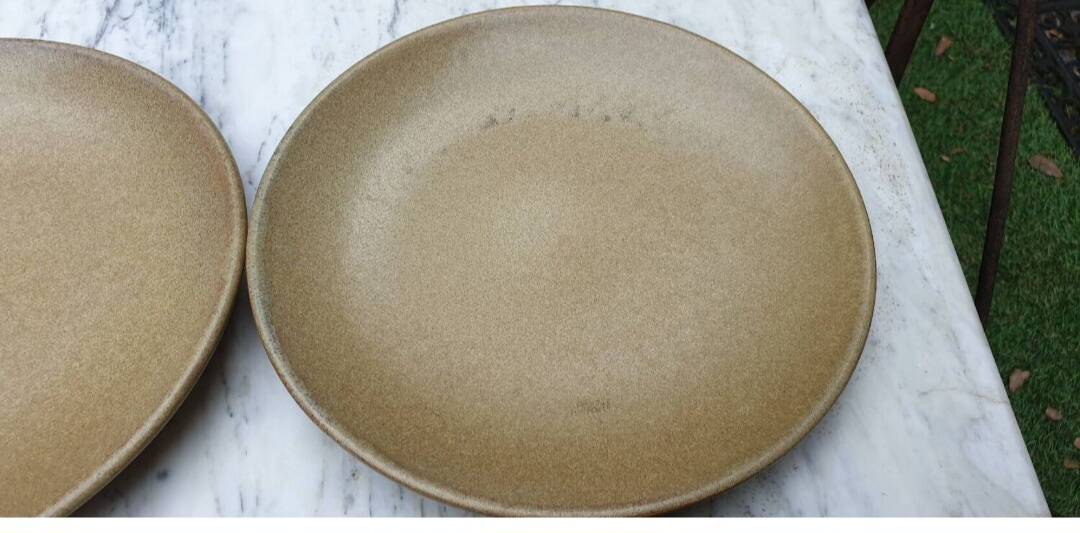 8 assiettes en grès