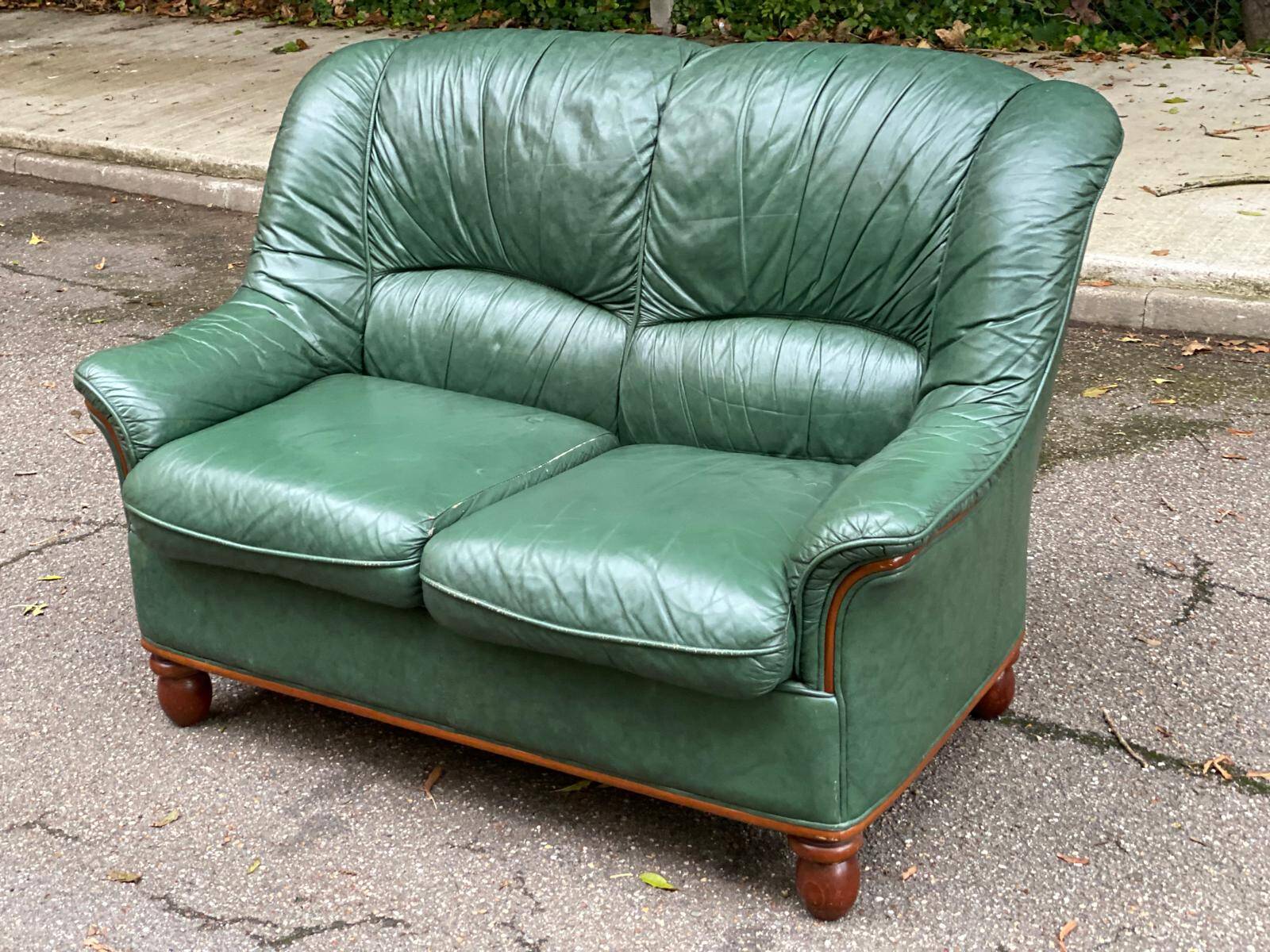 Vintage 2-seater sofa in green leather and solid wood