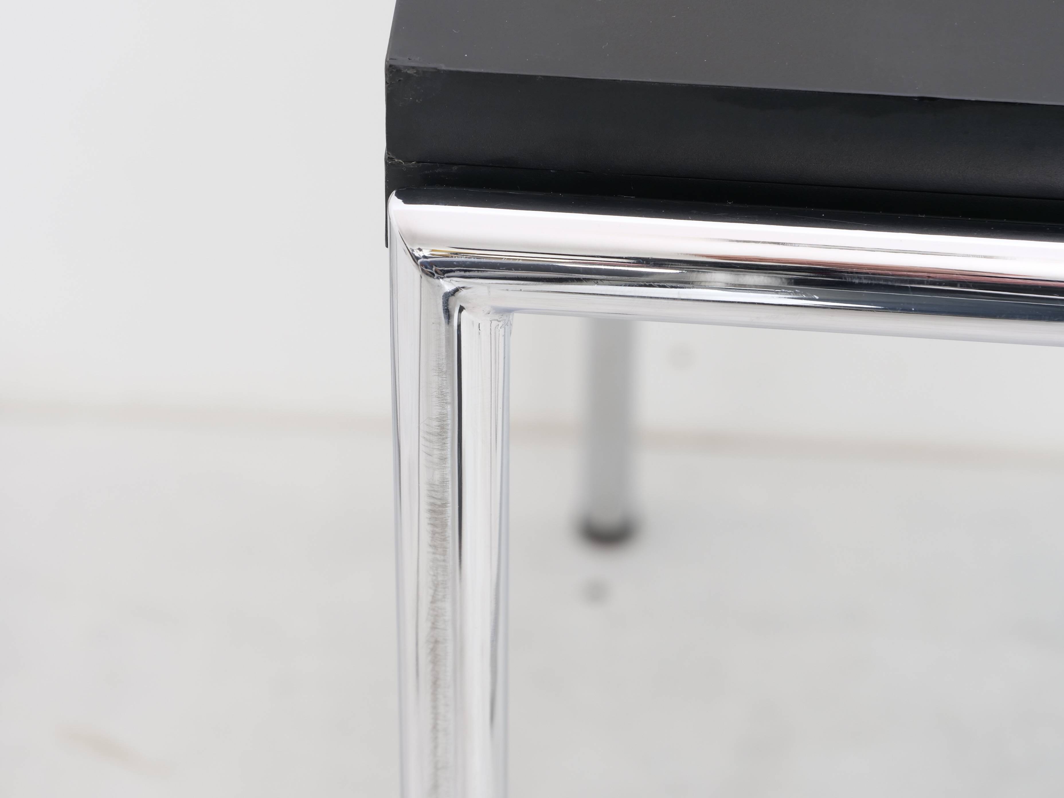 Bauhaus design table model Jean by Eileen Gray