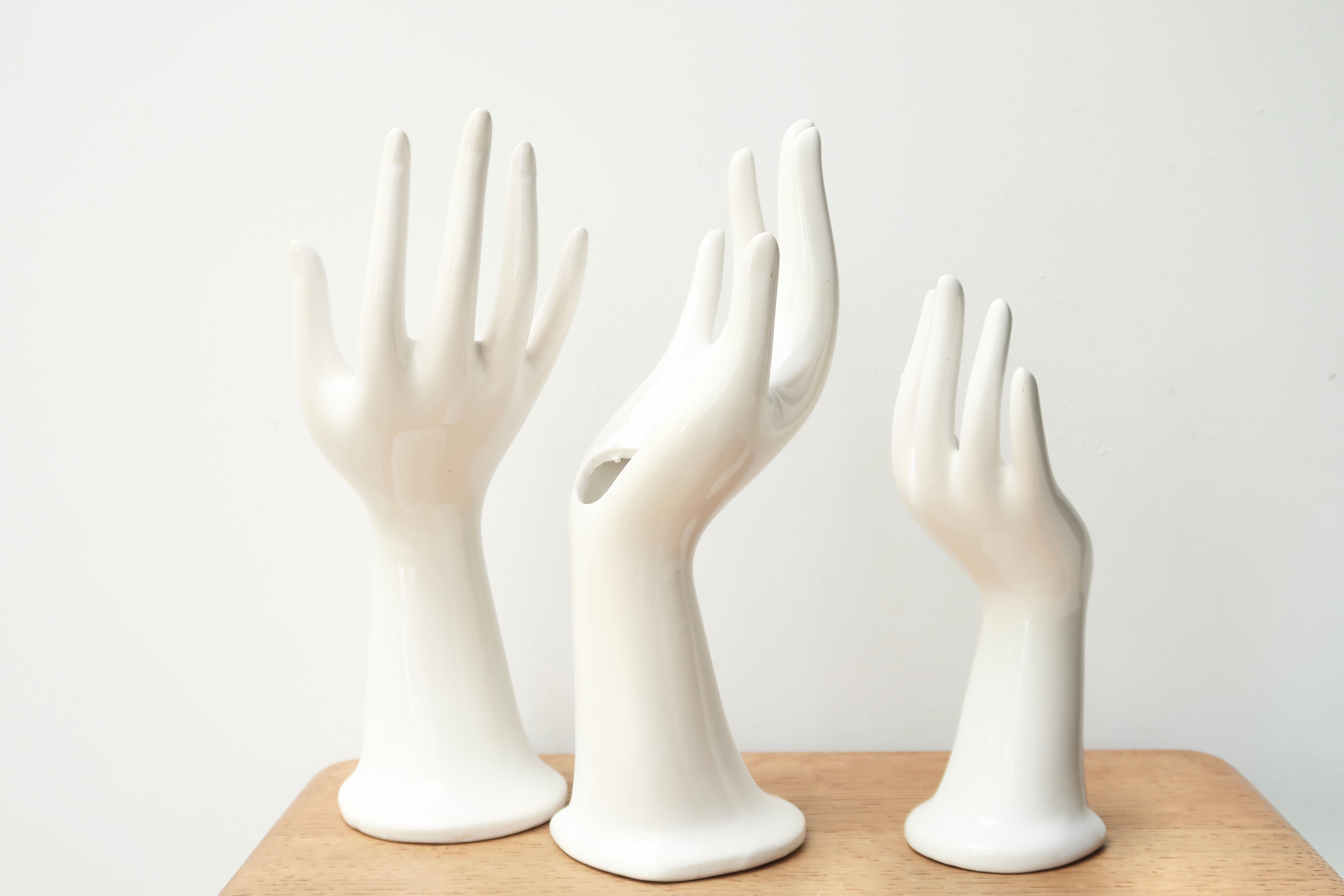 Set of 3 hands in white porcelain, 70s ring
