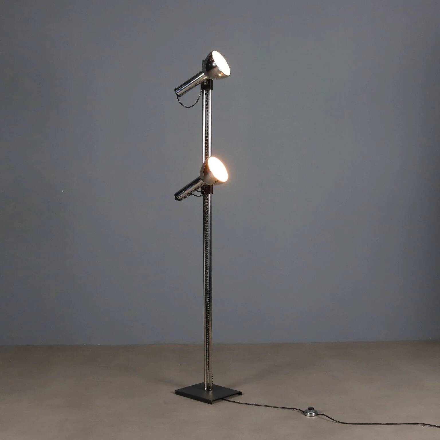 Vintage lacquered metal floor lamp, design, Italy, 1970s