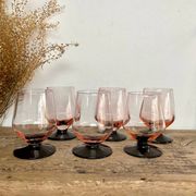 6 petits verres roses à pied noir