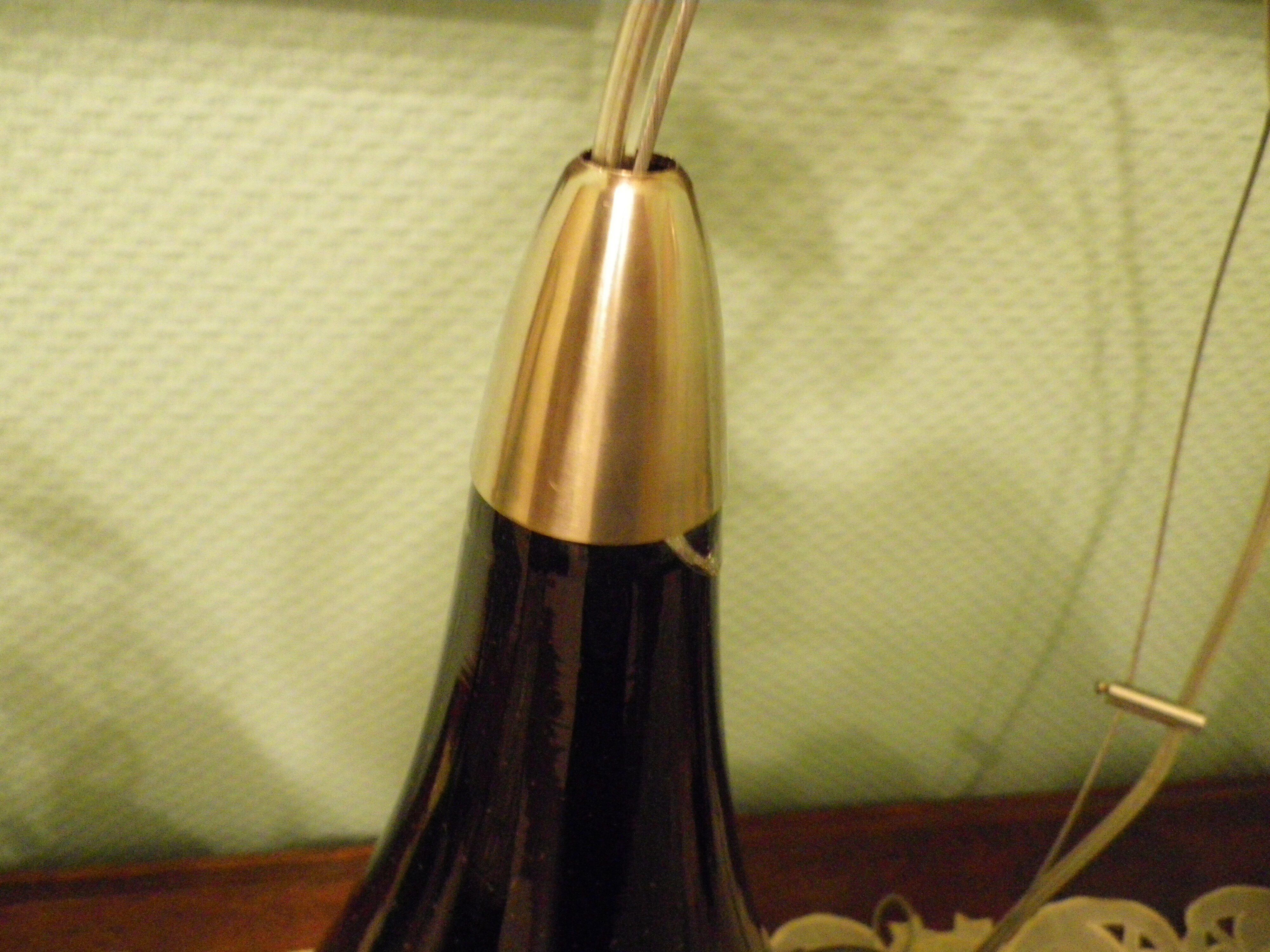 Suspension signed Vianne, inverted drop in glass lined black nuanced and purple interior