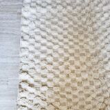 Plain off-white Béni Ouarain Berber rug with checkerboard inlays