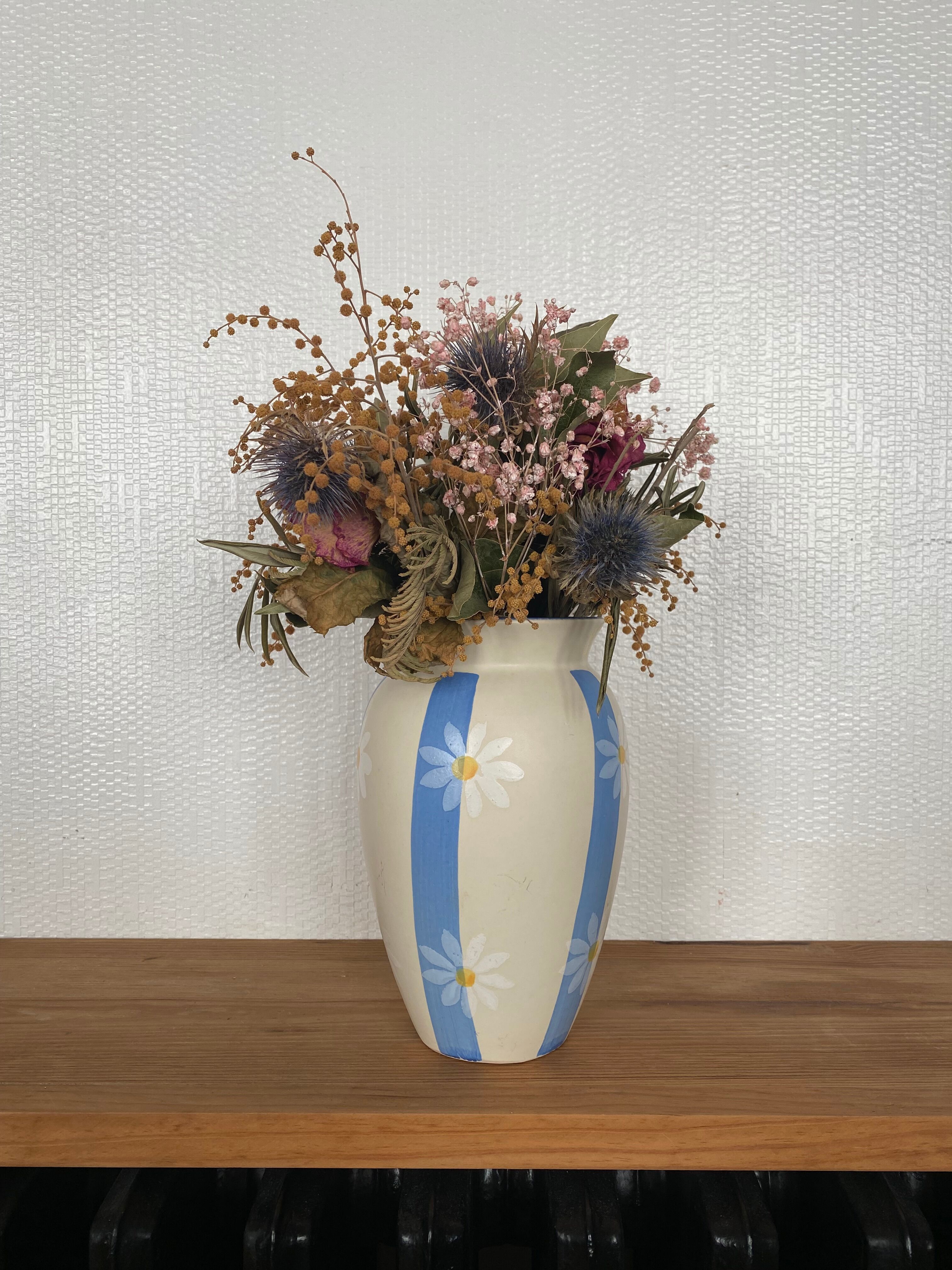 Flowered vase daisies