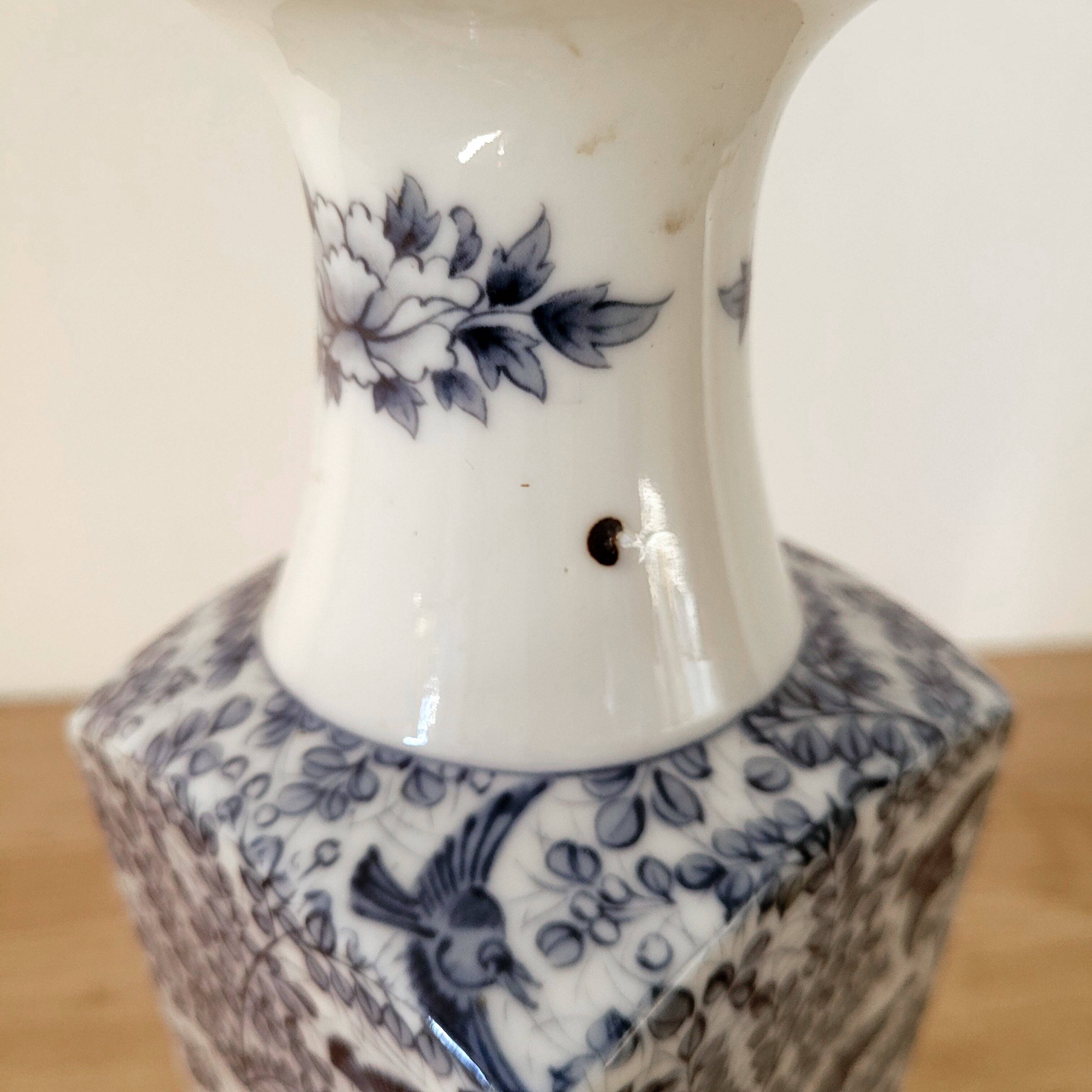 Vase japonisant aux oiseaux bleus - Asahi Sato Gordon