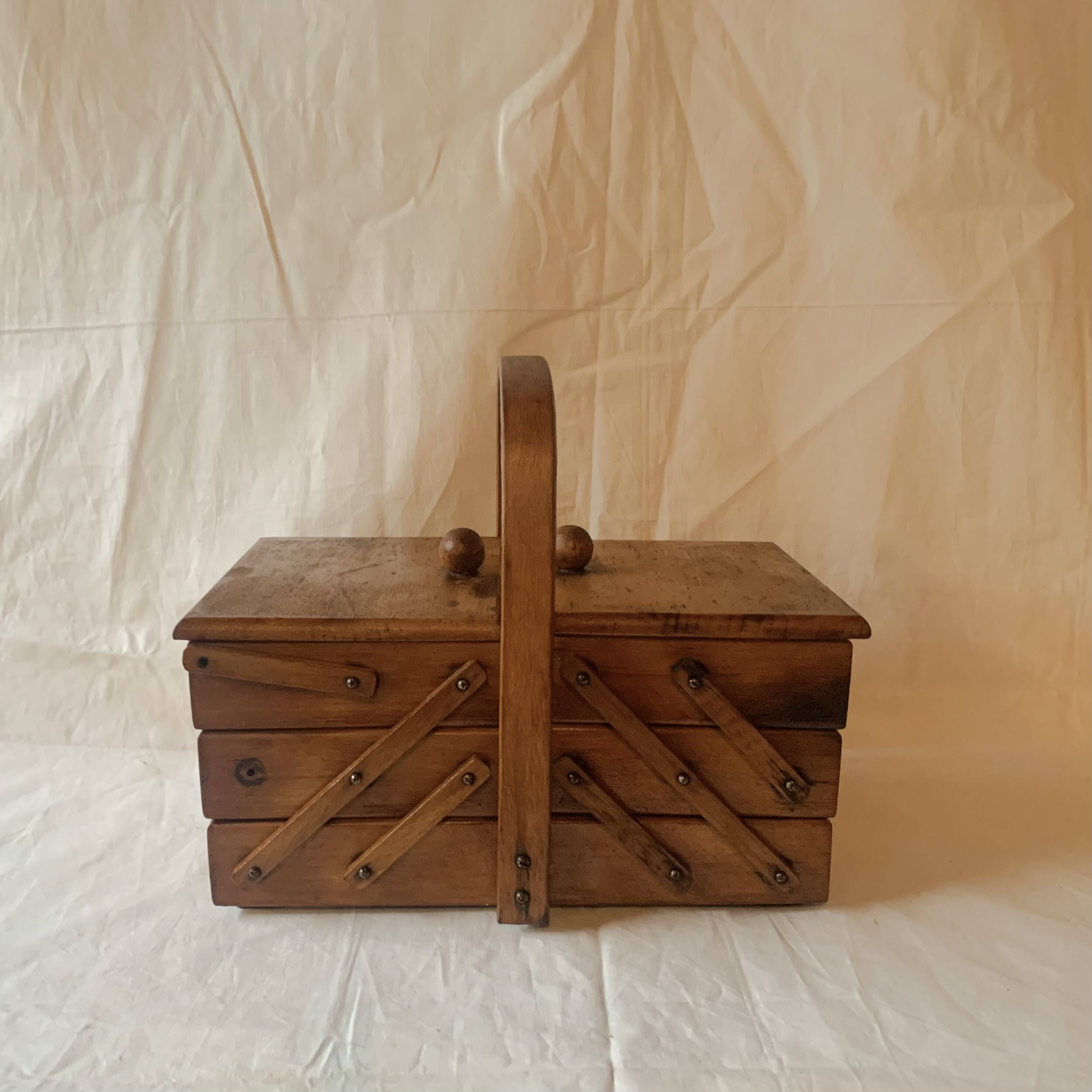 Petite travailleuse en bois vintage