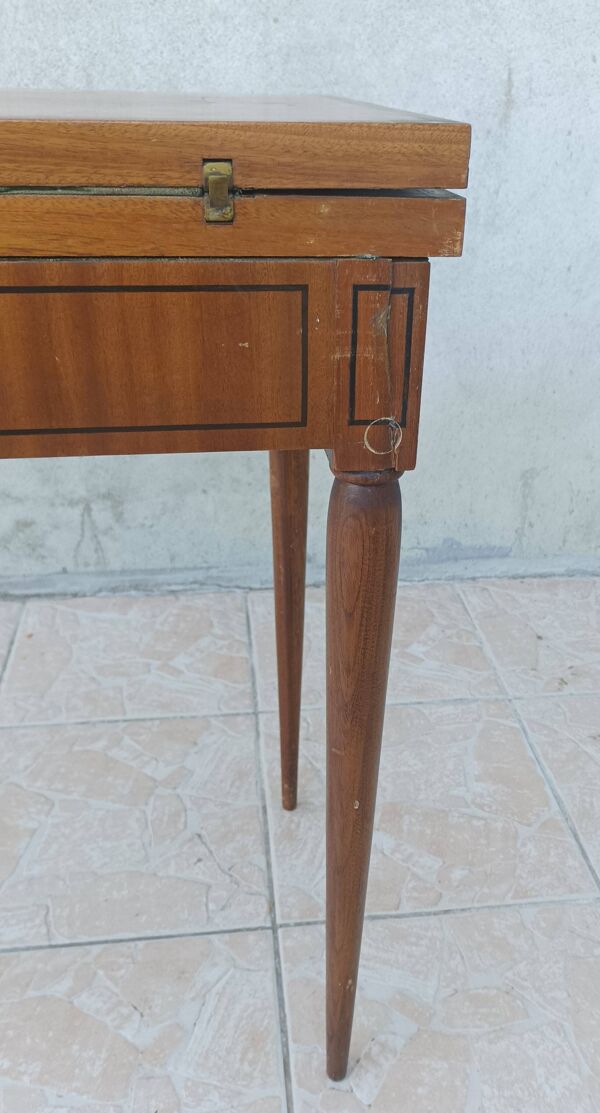 Table à jeu en noyer époque 19ème