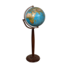Globe lumineux sur alimentation en bois