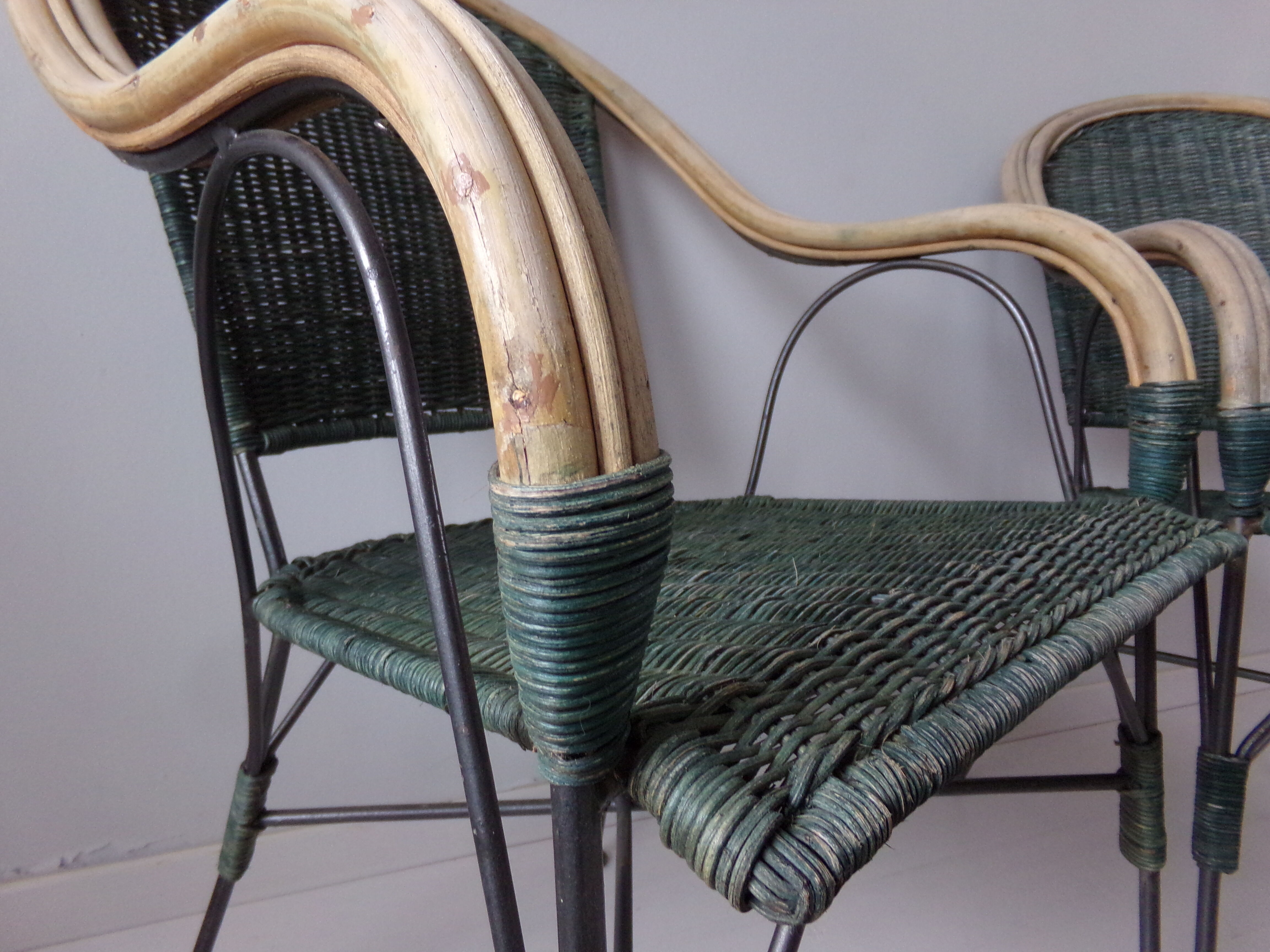 Duo de fauteuils anciens en fer forgé et osier
