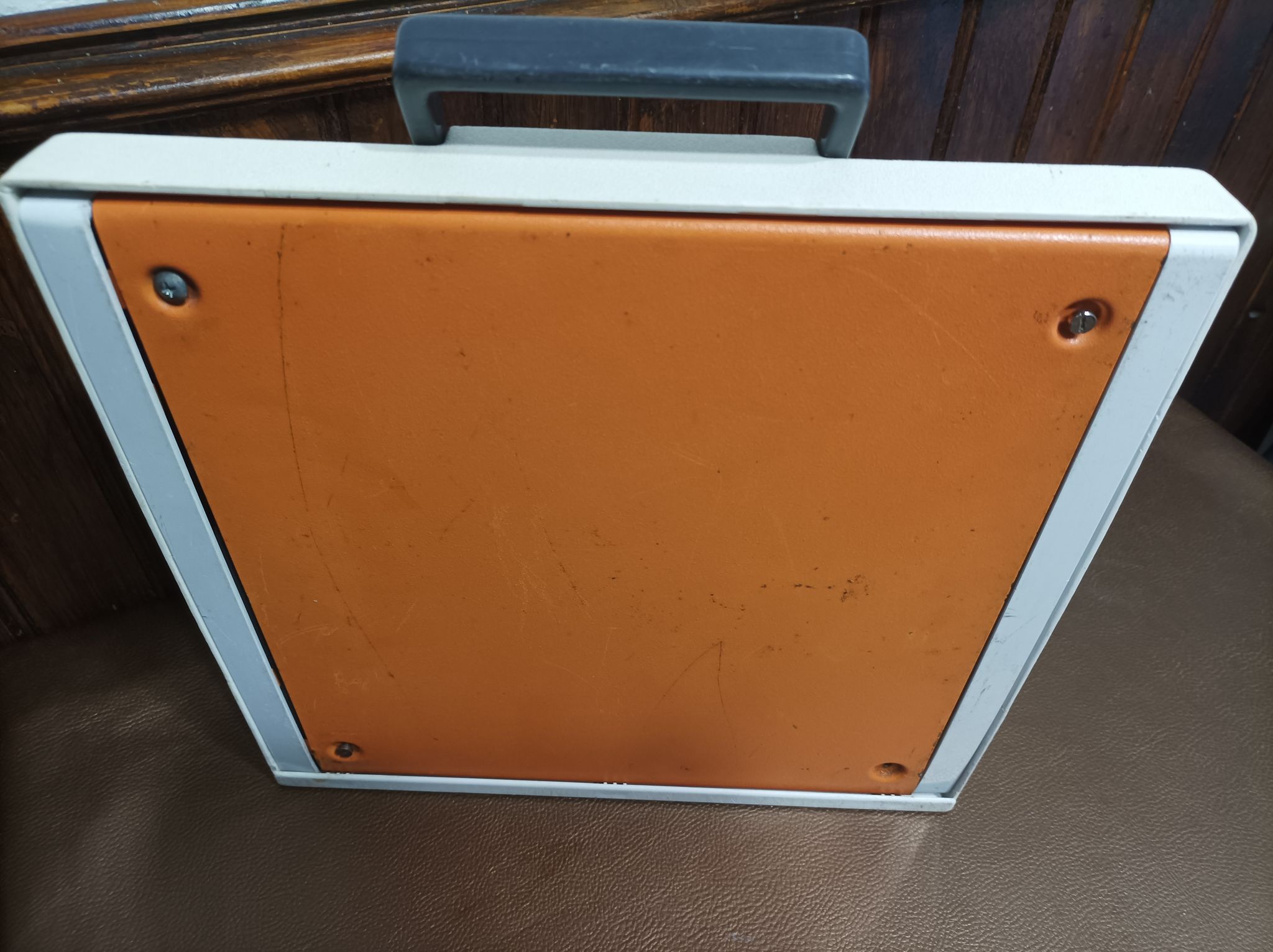 Machine à écrire Olympia traveller de luxe orange révisé et ruban neuf