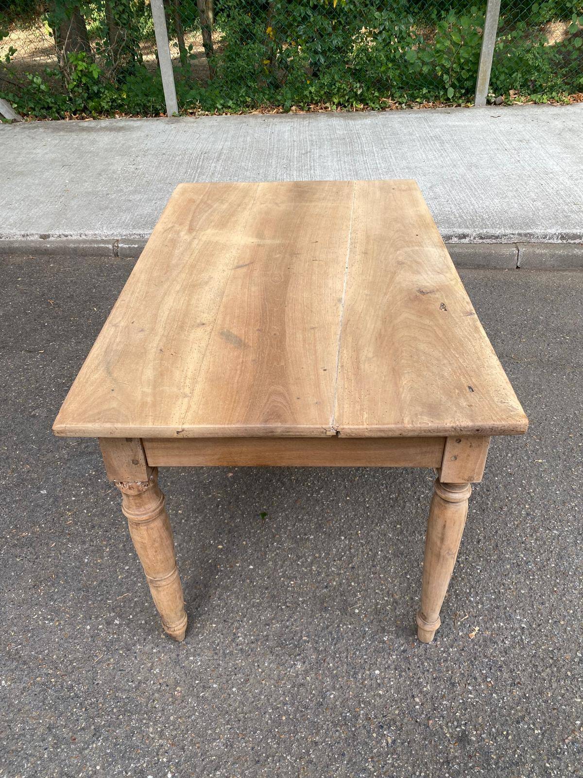 Petite table de ferme compacte 108x70cm décapée style campagne chic