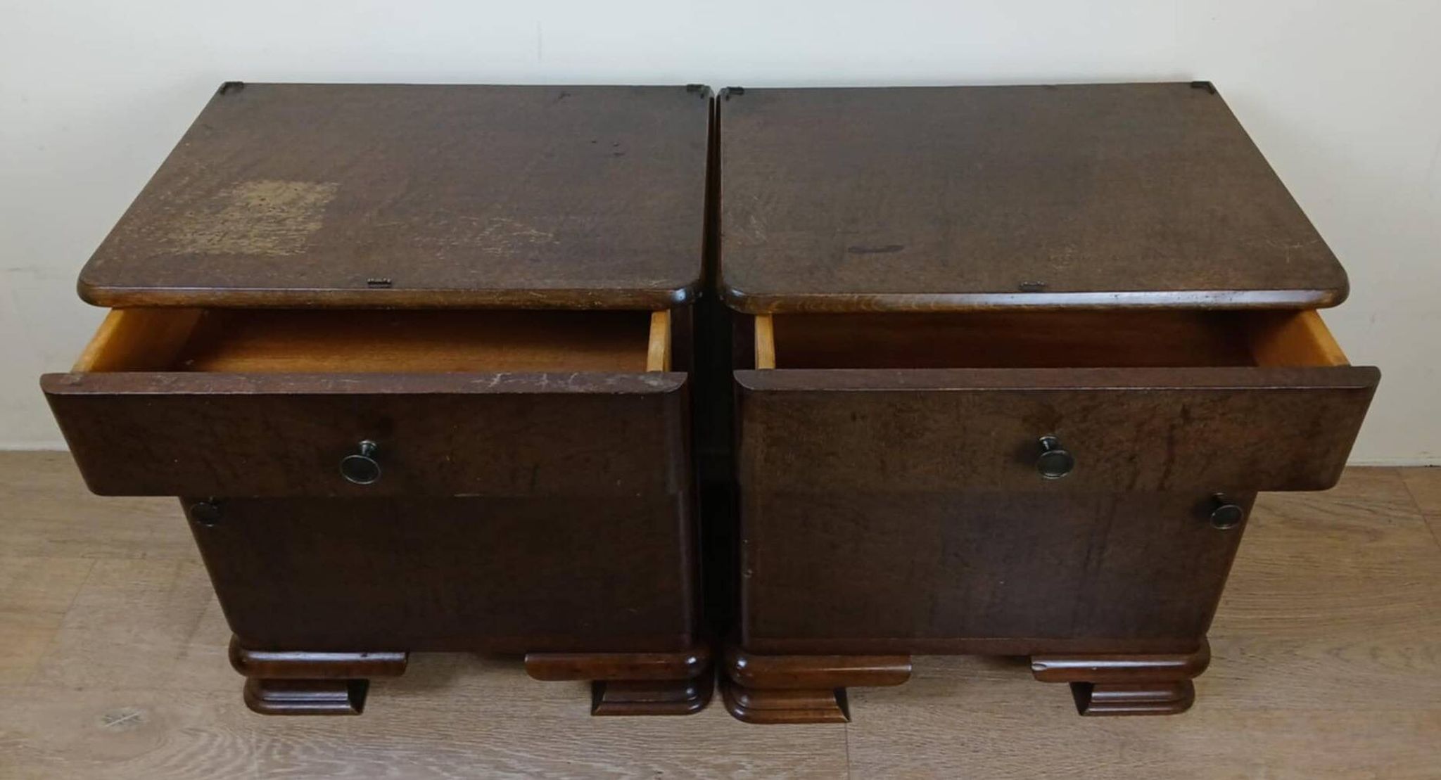 Pair of Art Deco period bedside tables or nightstands in burl circa 1930