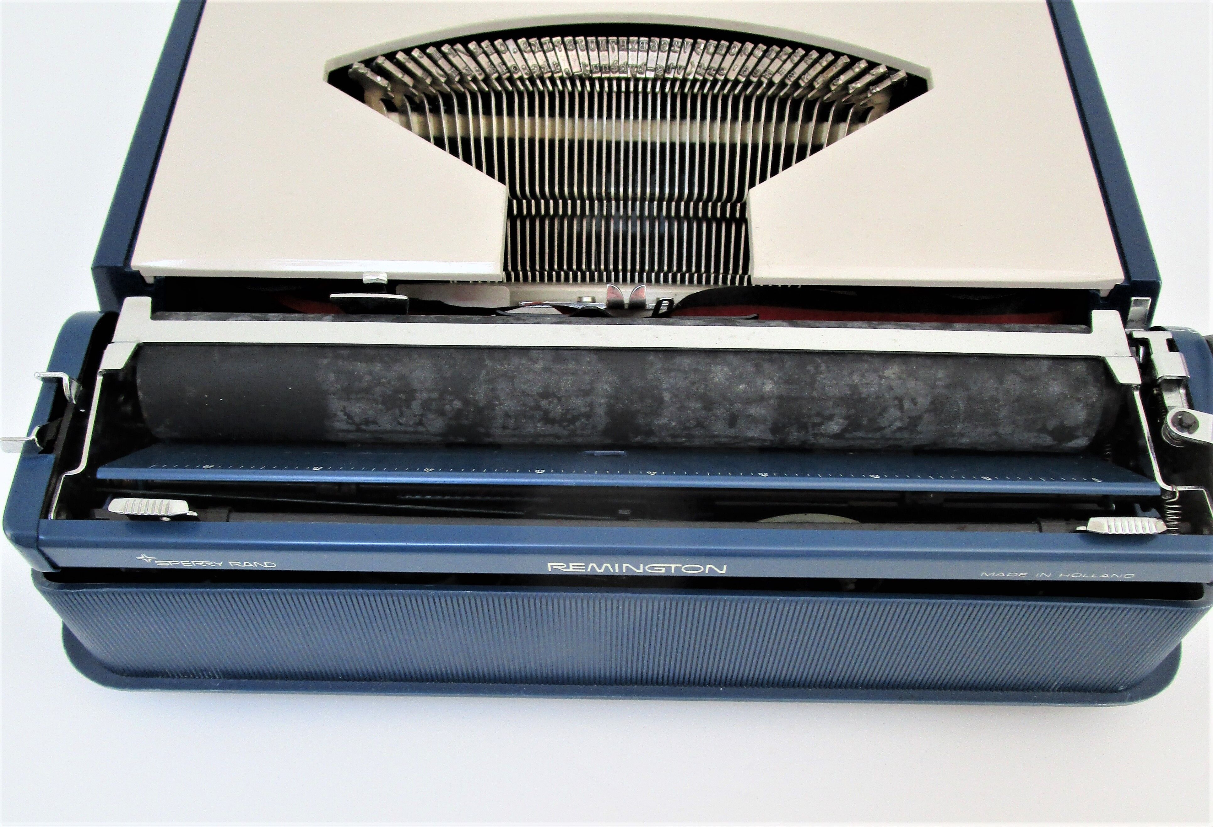 typewriter Remington Sperry rand Envoy III blue and white 70s