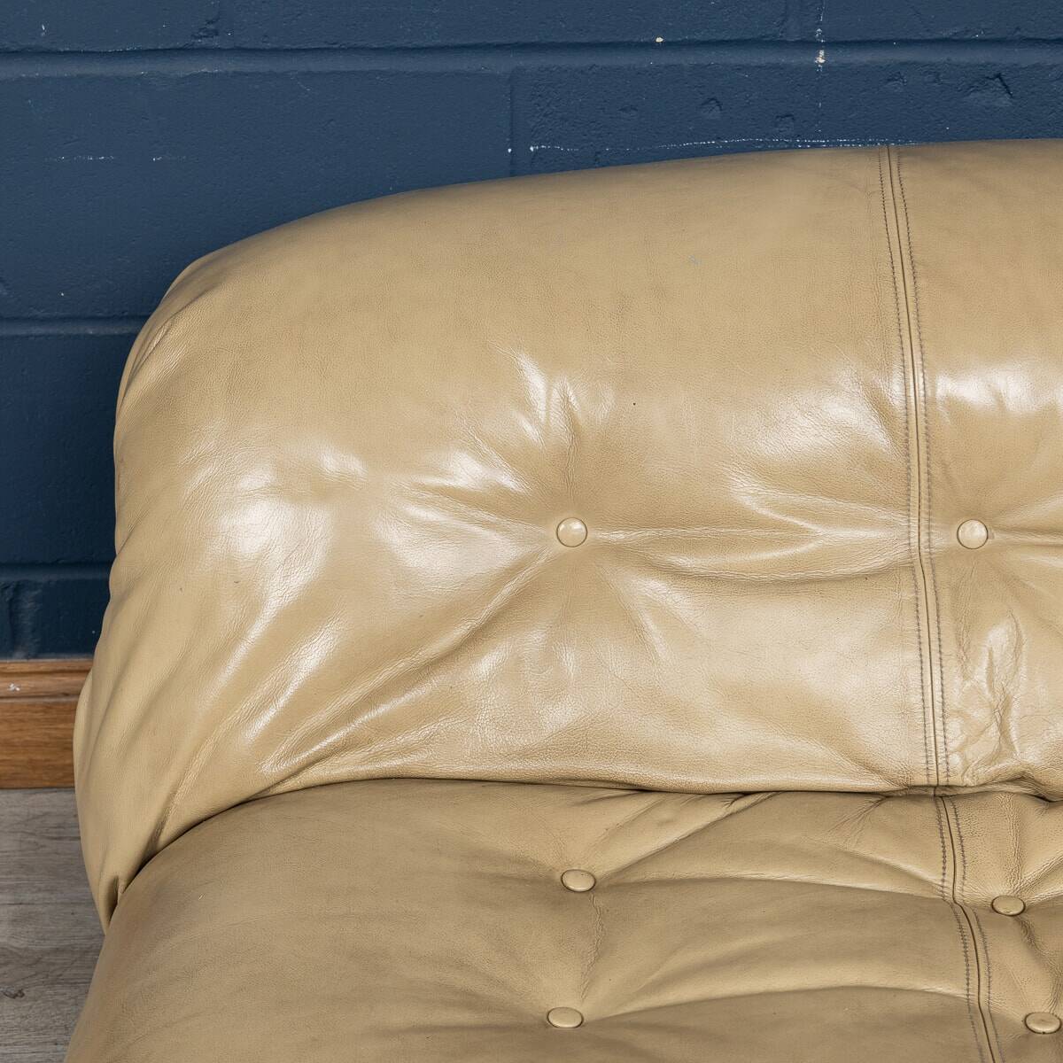Italian 20thc beige "soriana" leather sofa by tobia scarpa for cassina