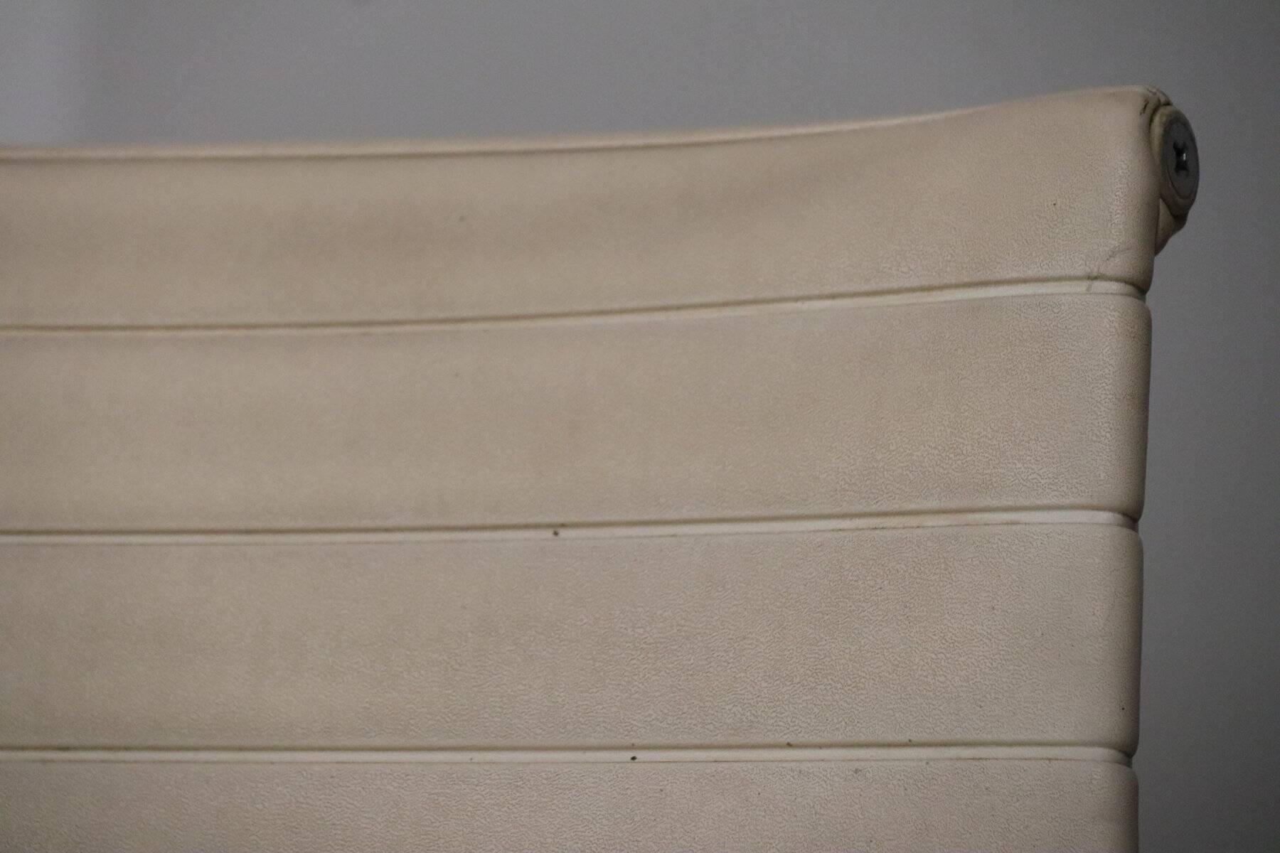Fauteuil EA 108 en cuir – Charles & Ray Eames – Herman Miller – 1960