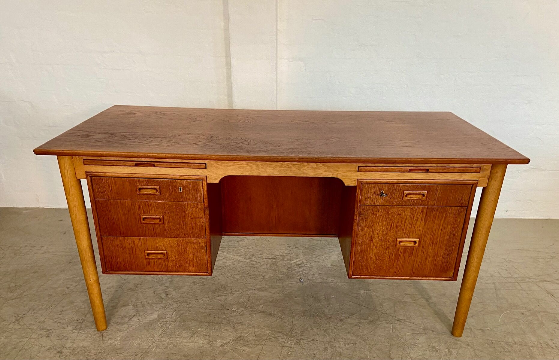 Vintage Danish desk in teak and oak by Børge Mogensen for Søborg Møbelfabrik, 1960s.