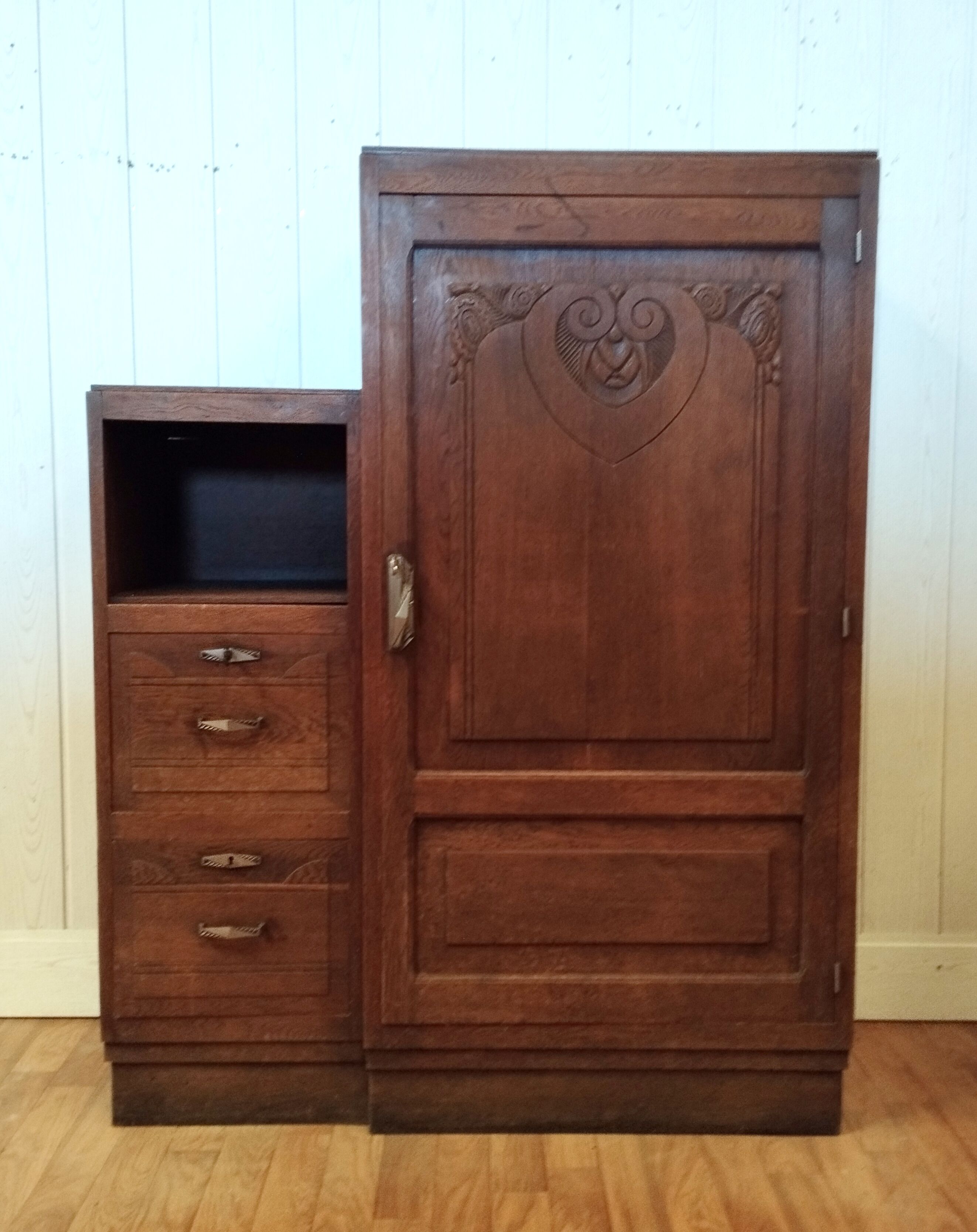 Asymmetrical vintage wardrobe 50s