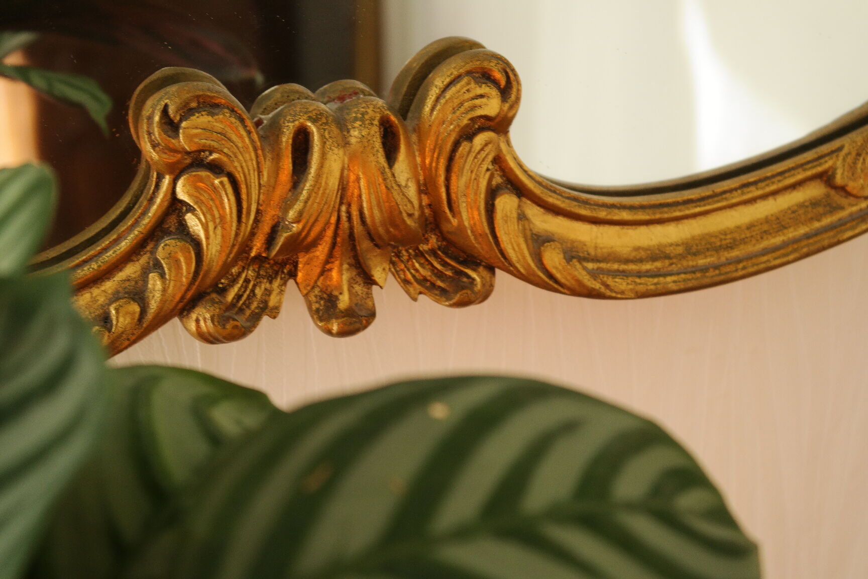 Miroir rocaille style Louis XV artisanal en bois doré XXème 80X65