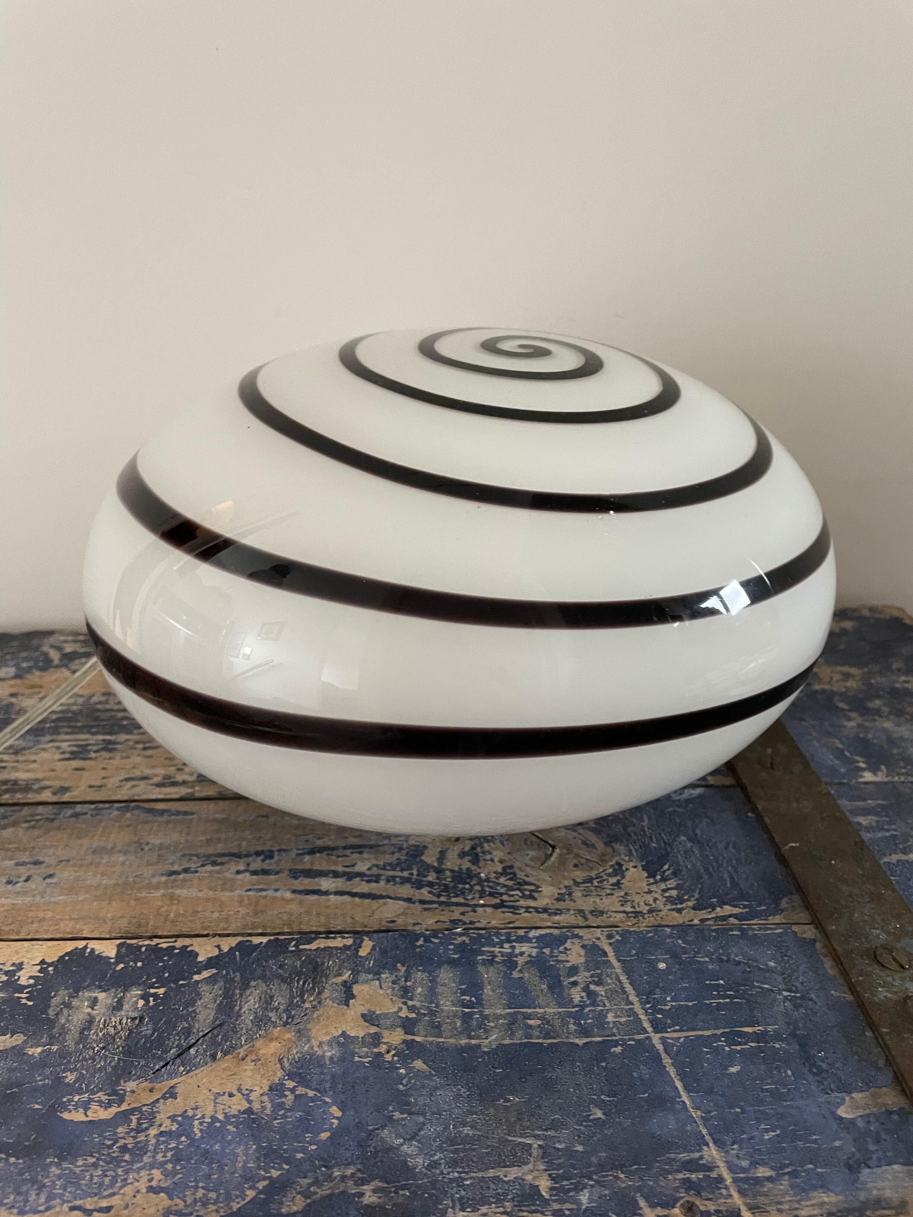 Spiral pattern ball lamp