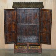 Armoire chinoise vintage peinte avec pagode et tiroirs