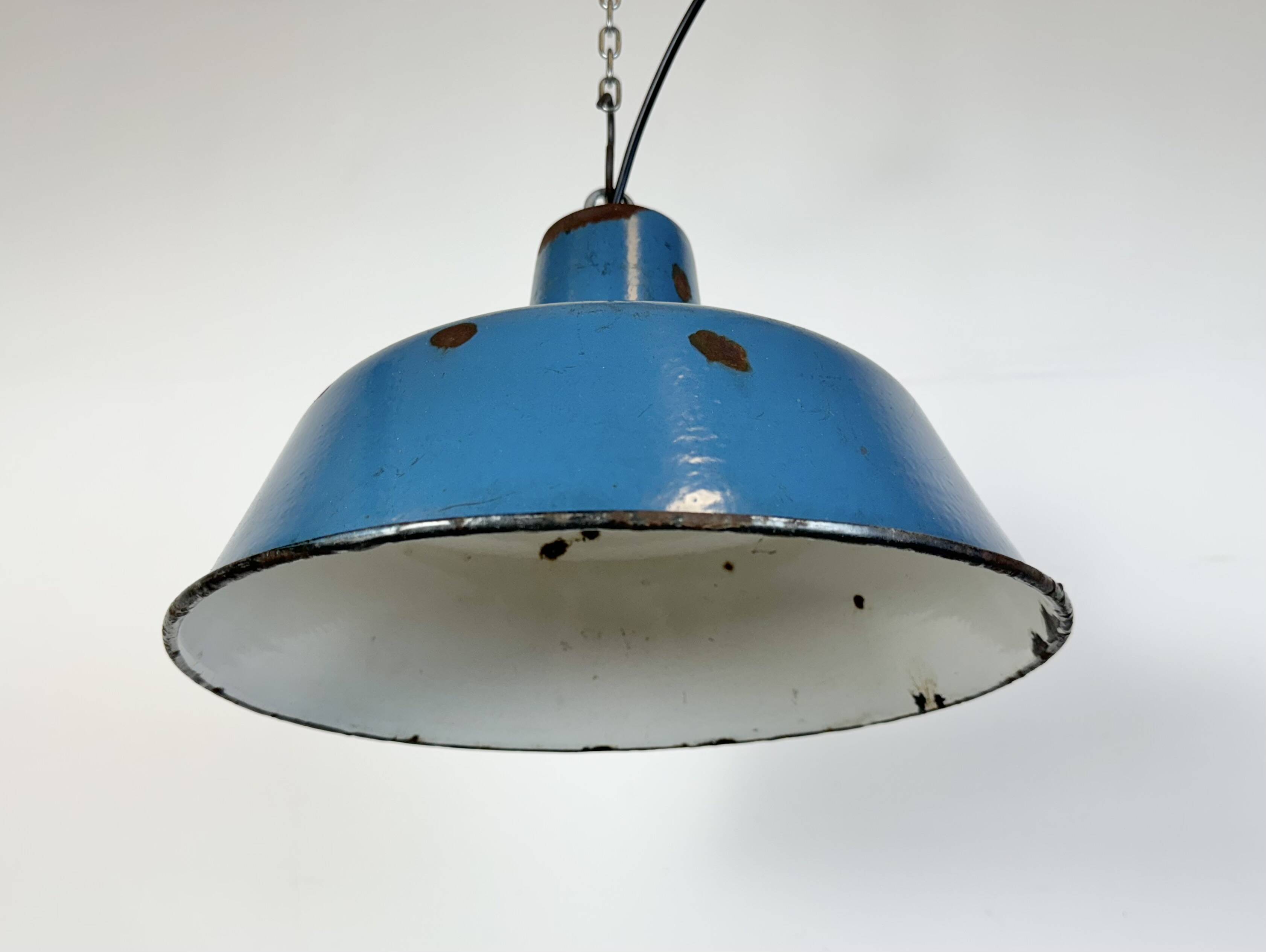 Lampe à suspension industrielle en émail bleu, années 1960